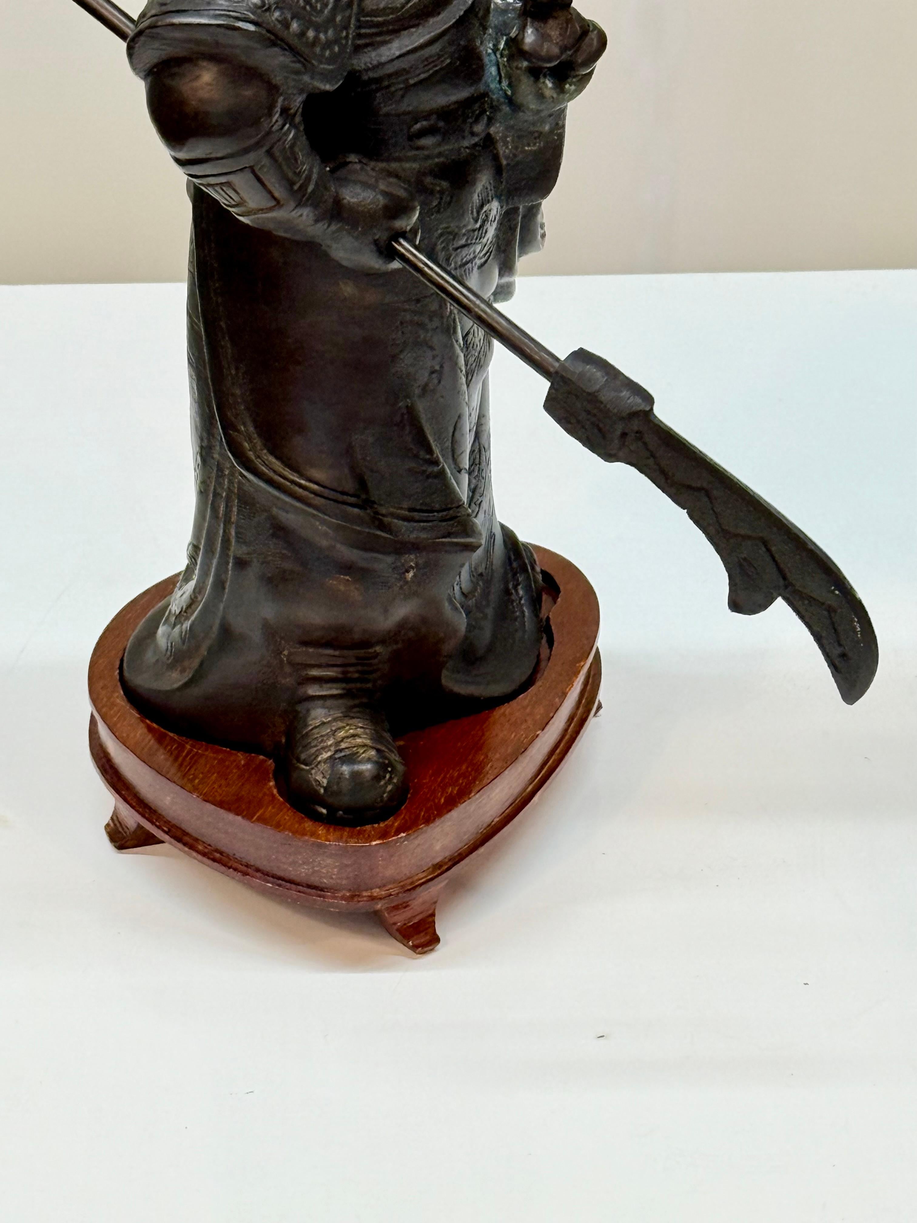 Statua in bronzo fuso cinese del XX secolo di Guan Yu con Guandao su supporto personalizzato In condizioni buone in vendita a Tonbridge, Kent