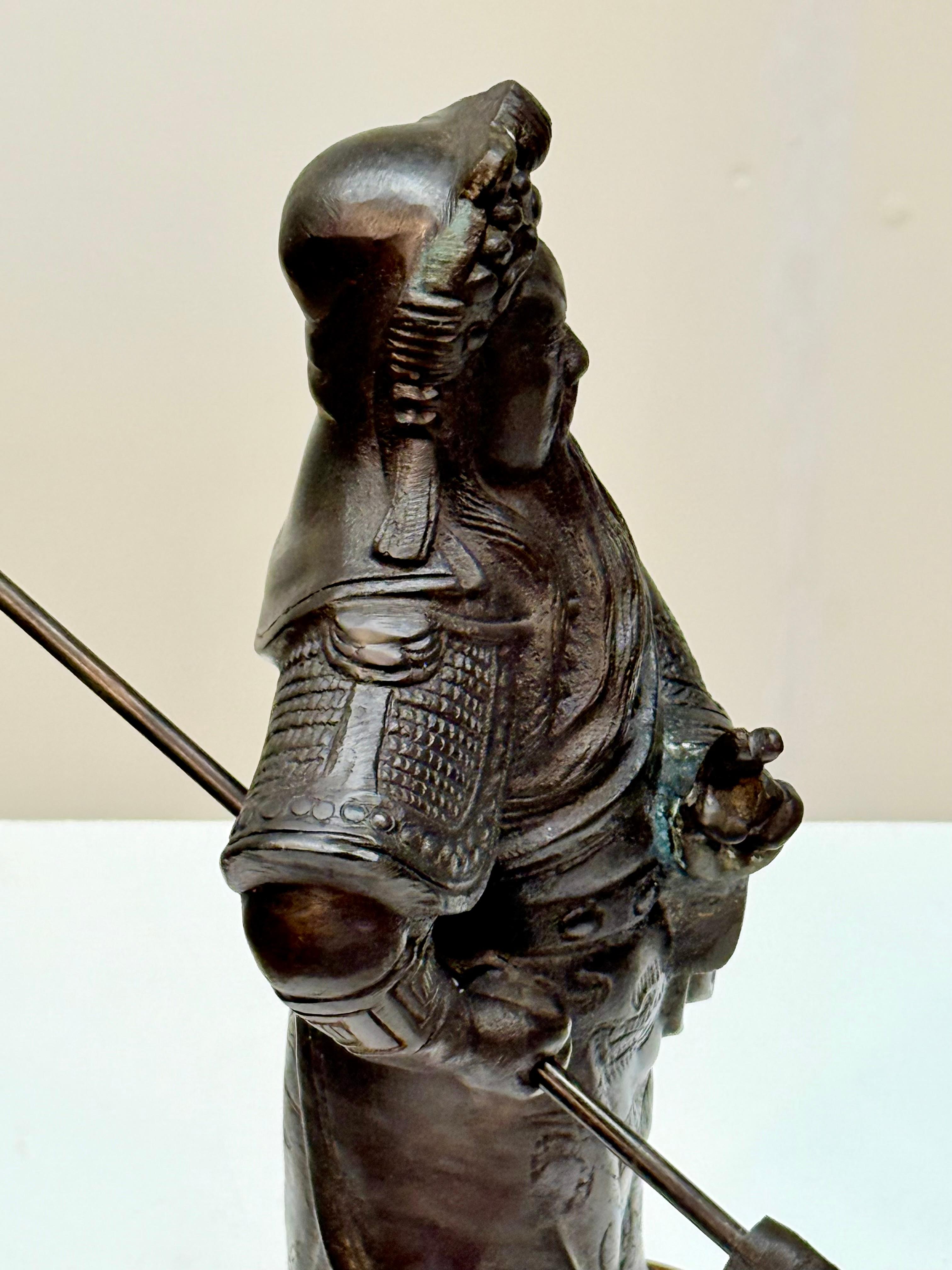 Bronzo Statua in bronzo fuso cinese del XX secolo di Guan Yu con Guandao su supporto personalizzato in vendita