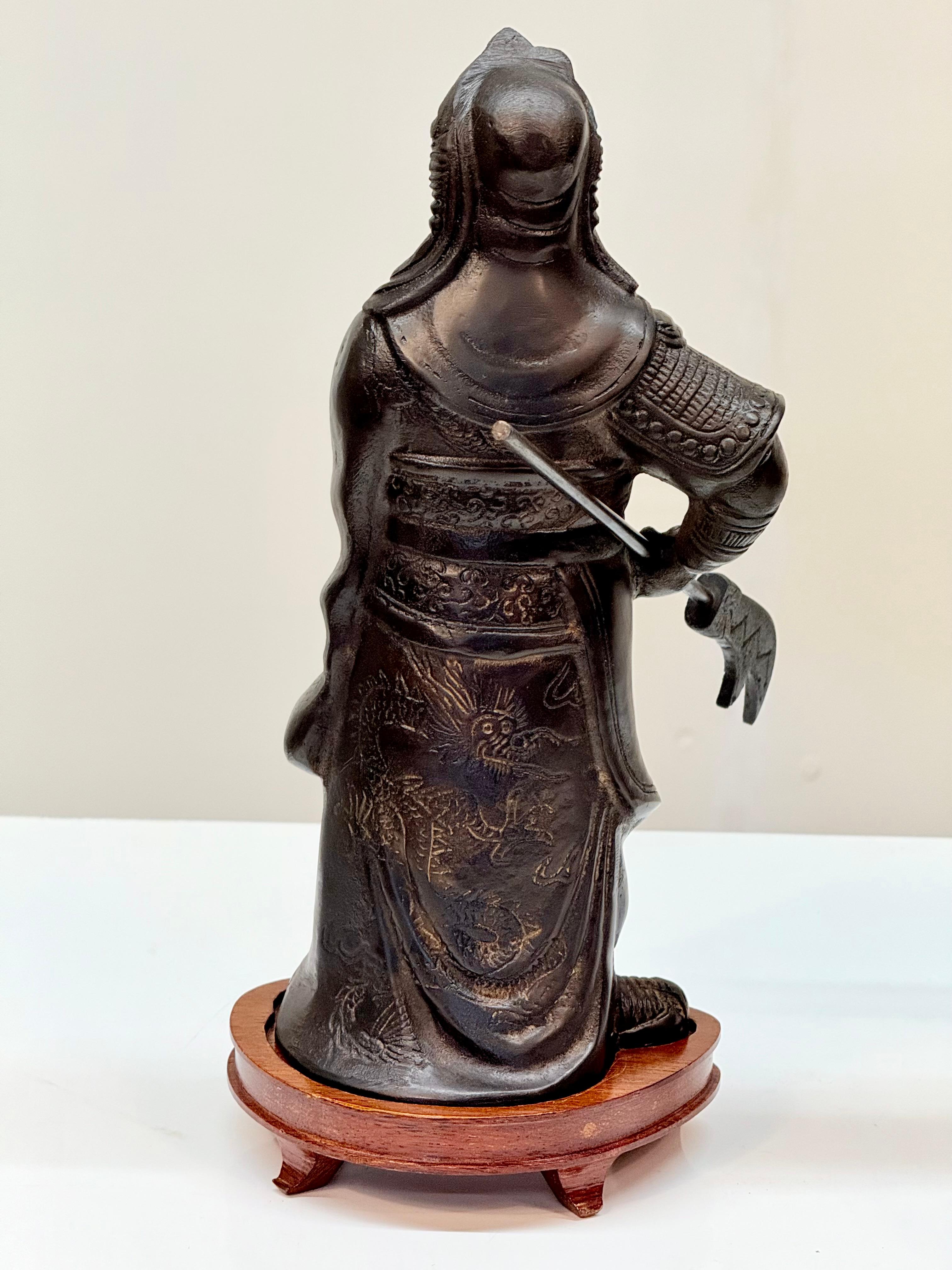 Statua in bronzo fuso cinese del XX secolo di Guan Yu con Guandao su supporto personalizzato in vendita 1