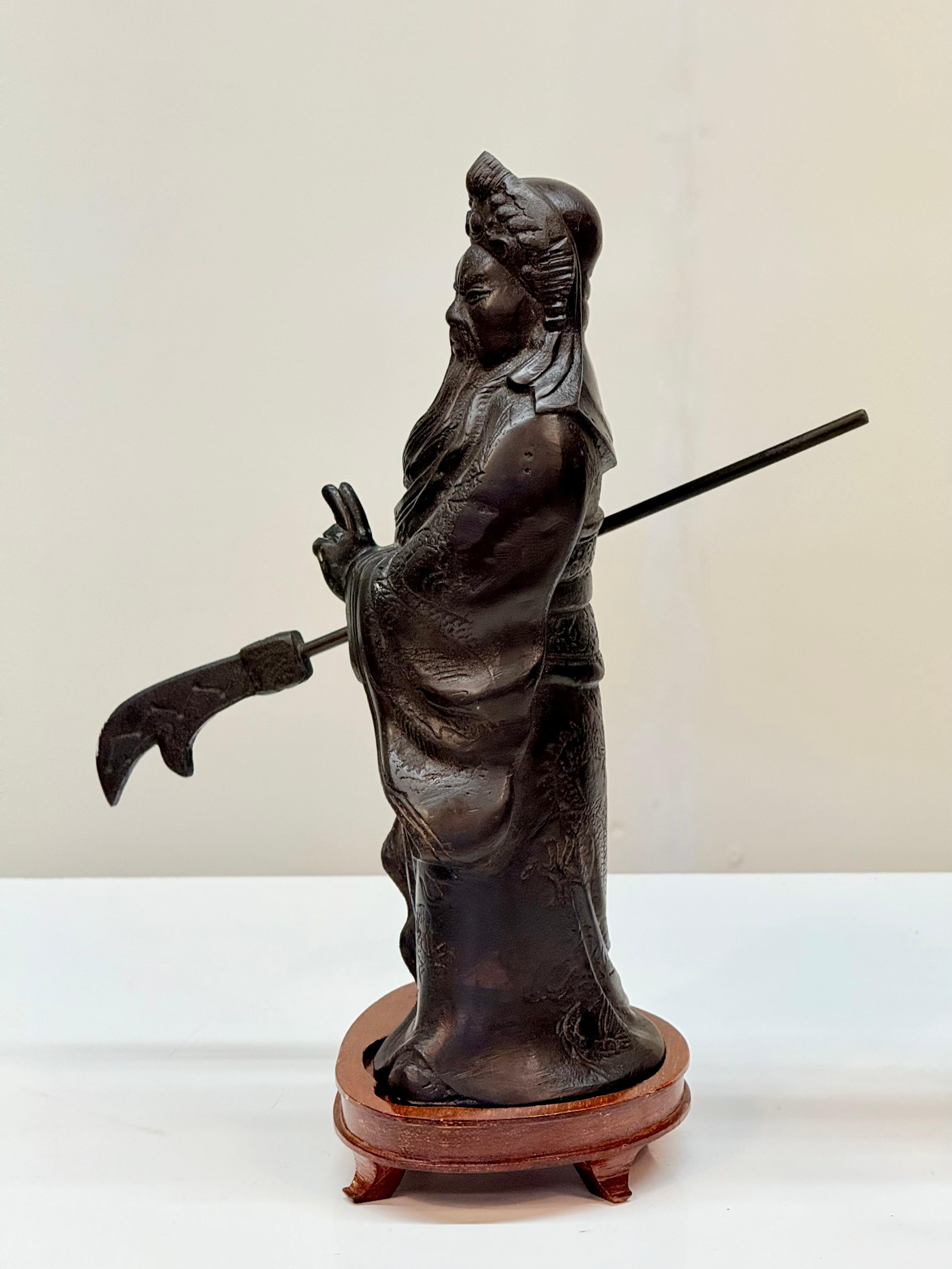 Statua in bronzo fuso cinese del XX secolo di Guan Yu con Guandao su supporto personalizzato in vendita 2