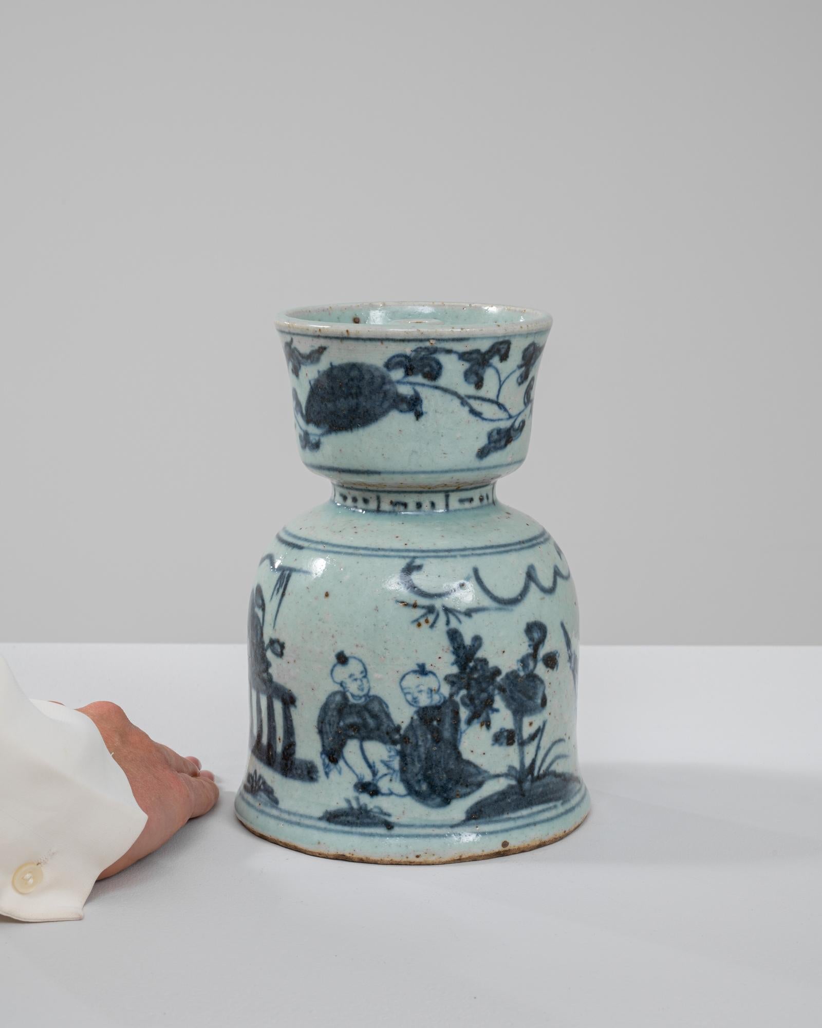 Questa decorazione in ceramica cinese del XX secolo presenta un delicato motivo blu e bianco, che mette in mostra l'arte tradizionale. Gli intricati disegni dipinti a mano raffigurano serene scene pastorali e motivi floreali, enfatizzando i temi