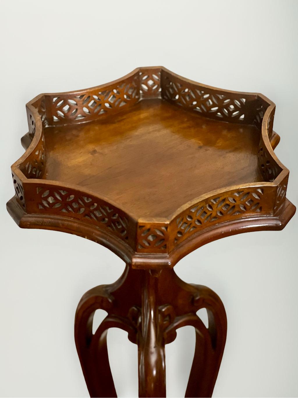 20th Century Chinese Chippendale Style Tall Rosewood Pedestal Stand In Good Condition For Sale In Doylestown, PA