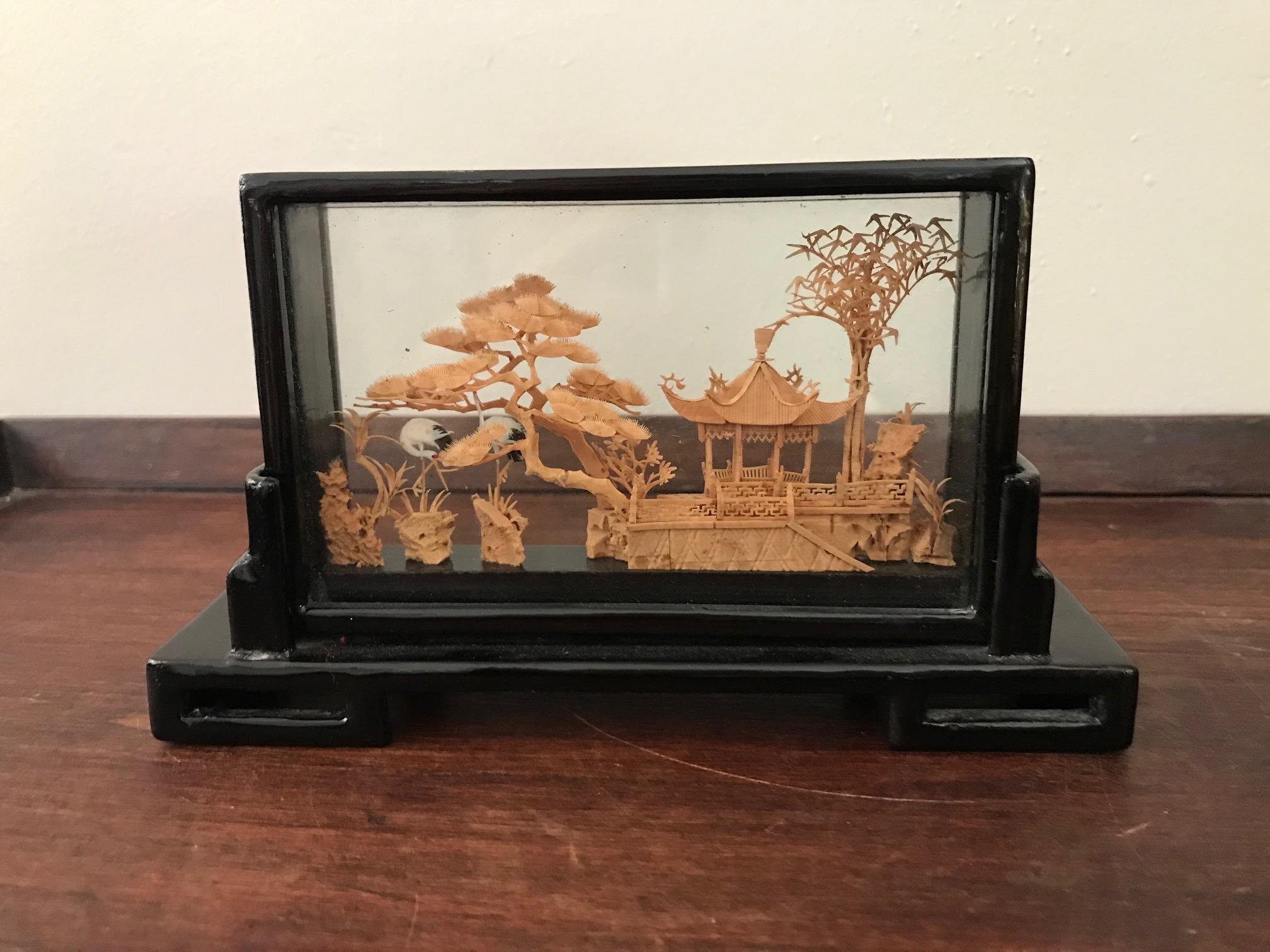 Beautiful 20th century rectangular Chinese Cork diorama.
Finely carved decoration in its glass case and brown lacquered base.
Careful and delicate work of miniature sculpture, representing a Chinese landscape view, a pagoda in a traditional