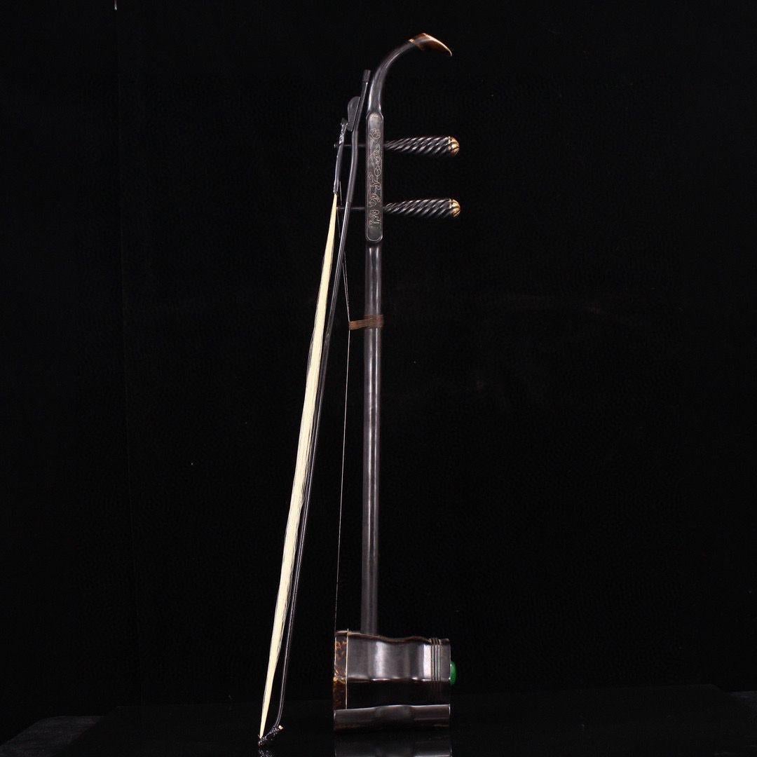 Erhu cinese a corde d'argento in ebano del XX secolo - Strumento tradizionale intarsiato a mano con pietre preziose

Scopri la bellezza e l'anima della tradizione musicale cinese con questo Erhu cinese del XX secolo, magistralmente realizzato a mano