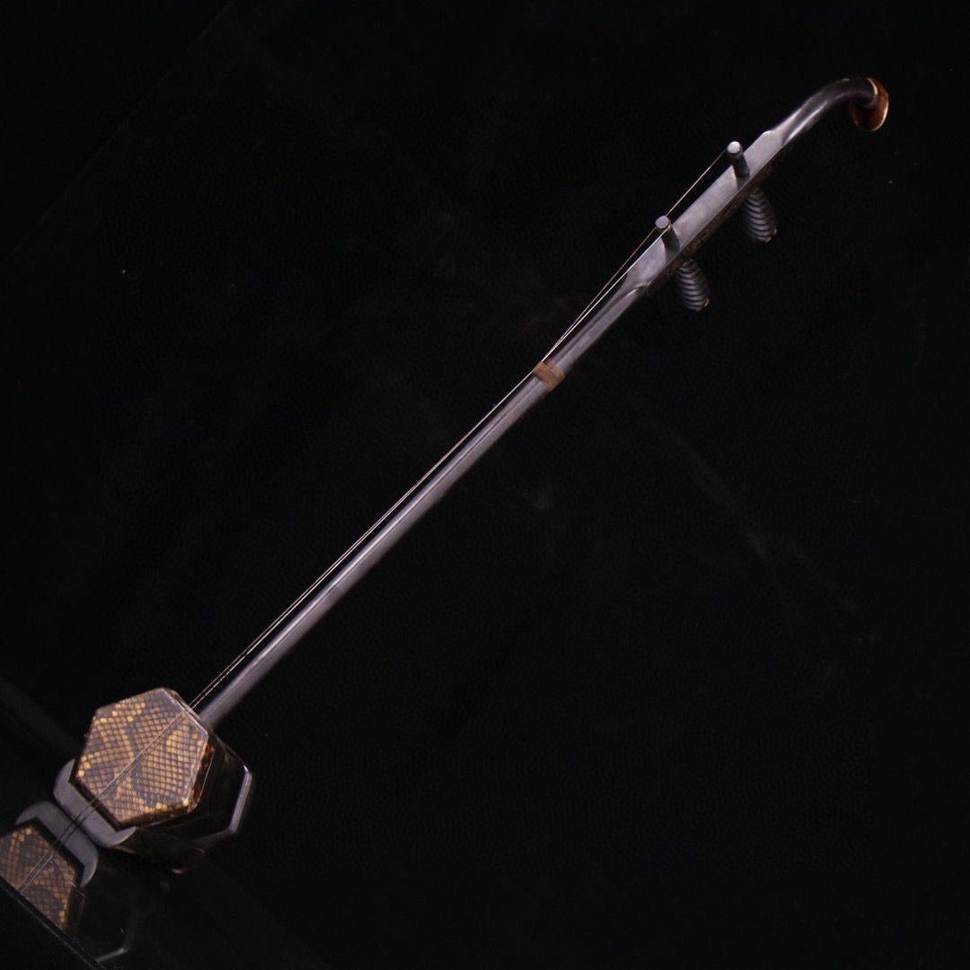 Legno Erhu cinese del XX secolo con corde in ebano e argento e intarsio di pietre preziose in vendita