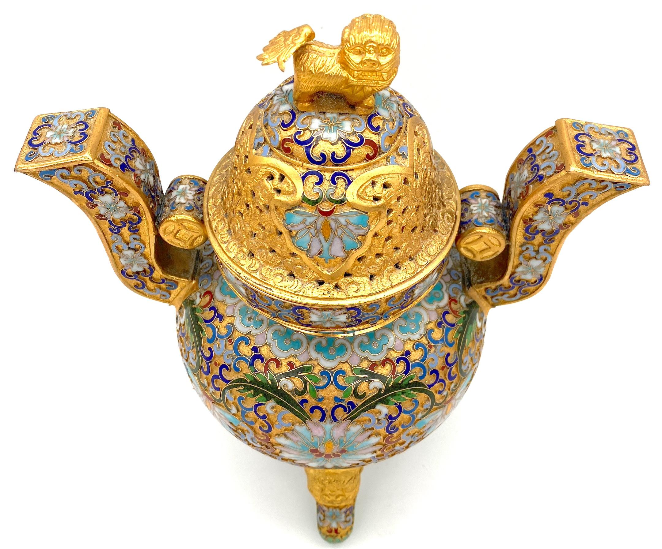 Exportation chinoise Censure du chien Foo en cloisonné doré du 20e siècle en Chine en vente