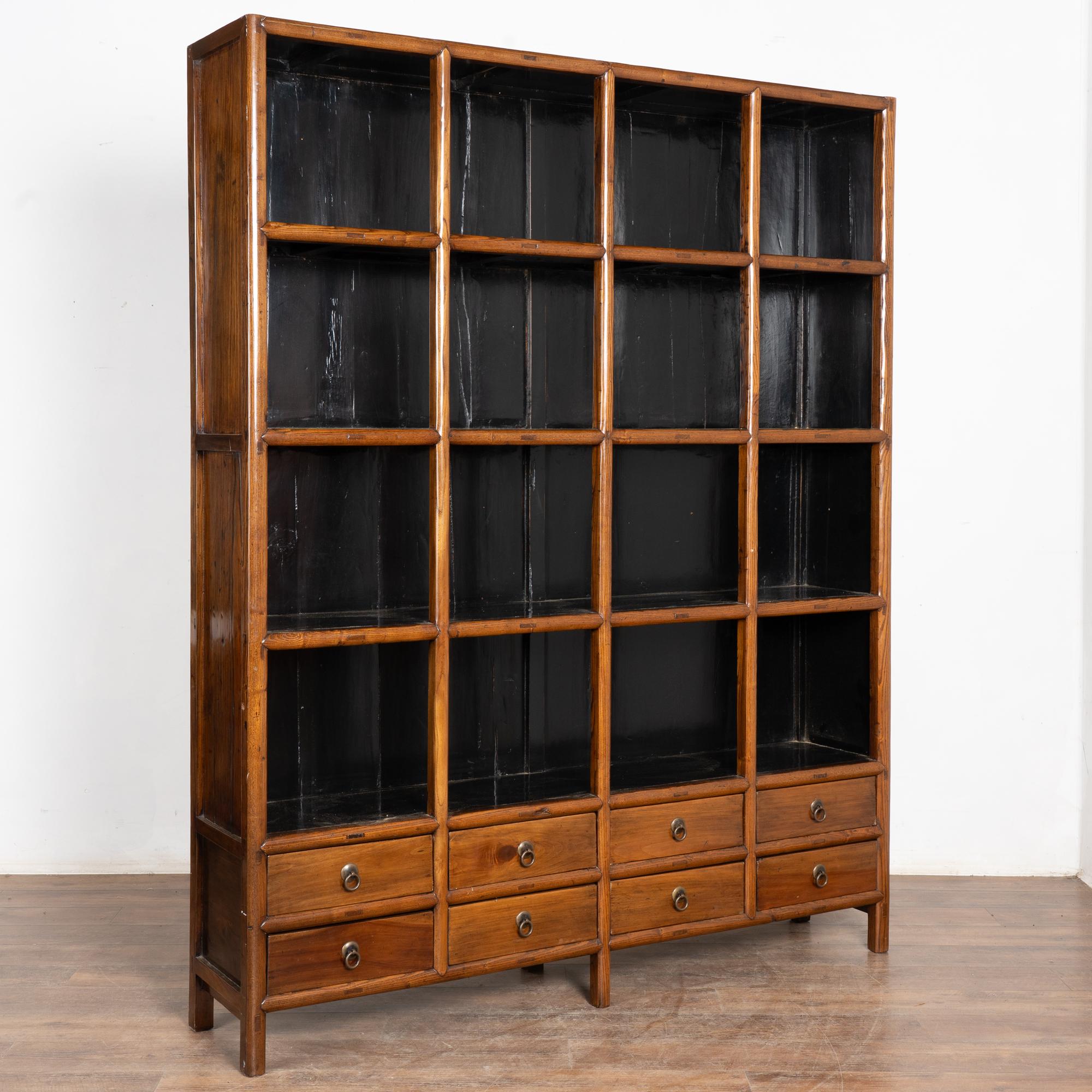 Grande vitrine ou bibliothèque en bois d'orme avec étagères ouvertes et huit tiroirs inférieurs.
Dimensions de l'étagère intérieure : 67,5