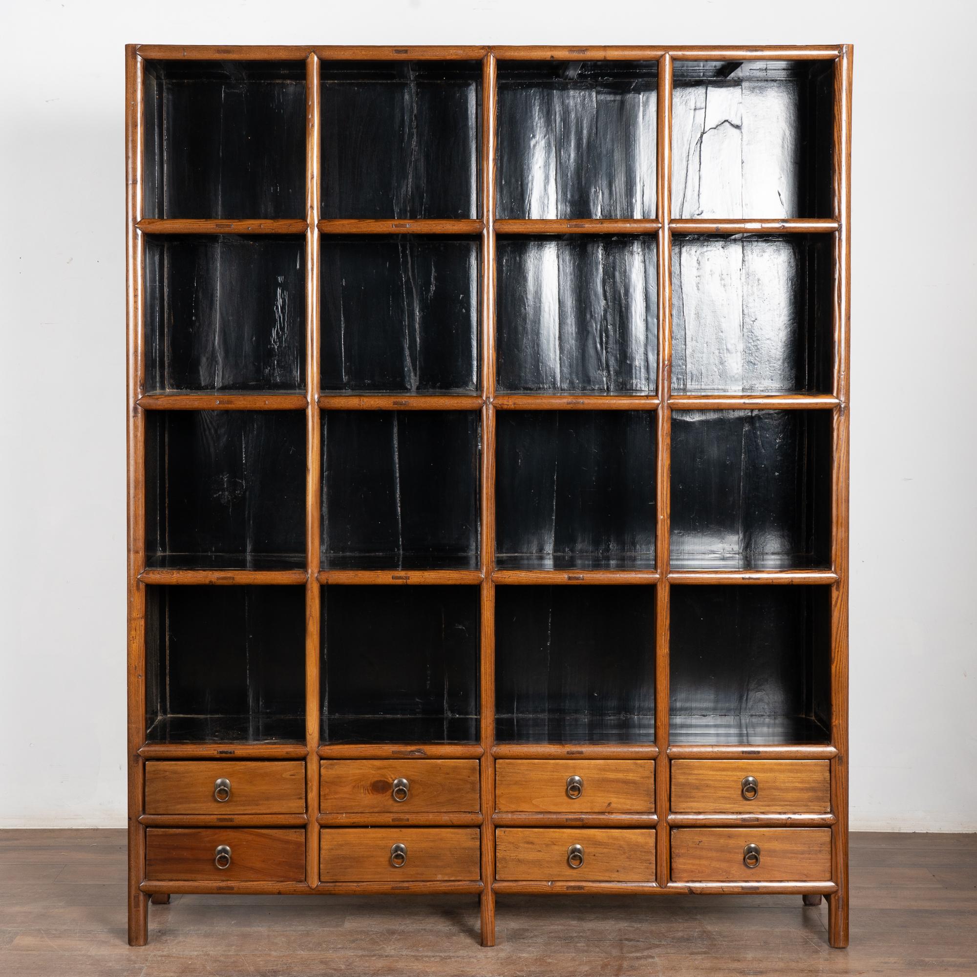 Chinois Bibliothèque et vitrine ouverte en bois d'élme chinois du 20e siècle en vente
