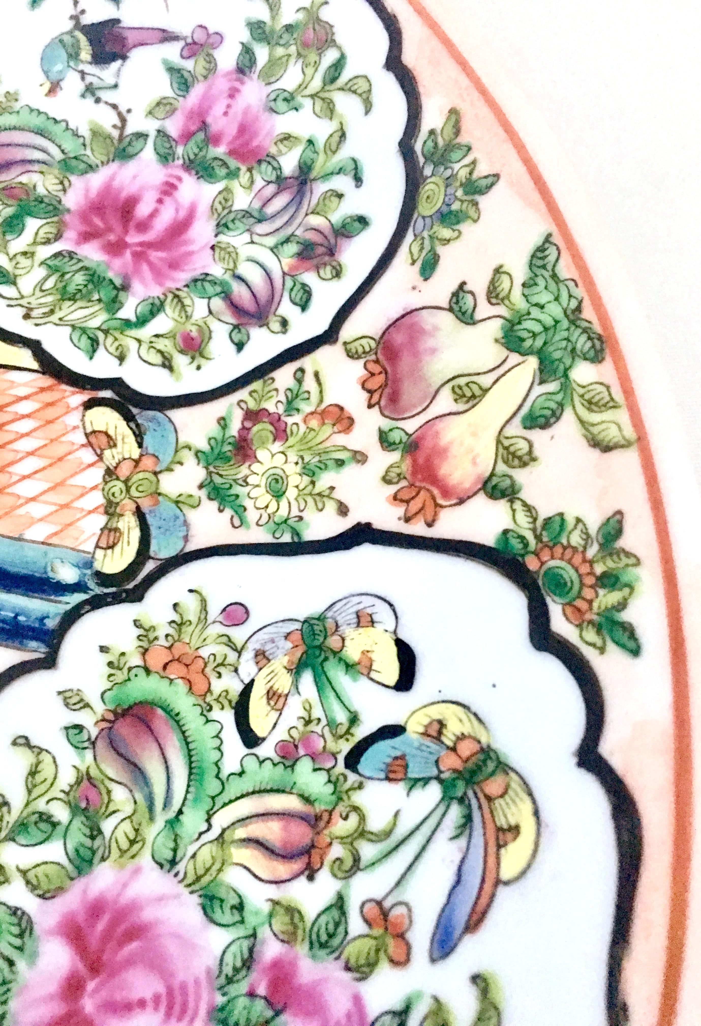 20th Century Chinese Export Porcelain Hand Painted Famille Center Bowl (Porzellan) im Angebot