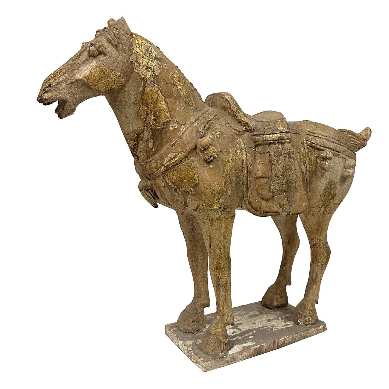 Chinesische vergoldete polychrome Holzschnitzerei im Stil der Tang-Dynastie Pferdeskulptur.  Featured schön von Hand geschnitzt und handbemalt mit vergoldeten hervorgehoben auf die Skulptur.  Anhand der Bilder können Sie erkennen, dass die Skulptur