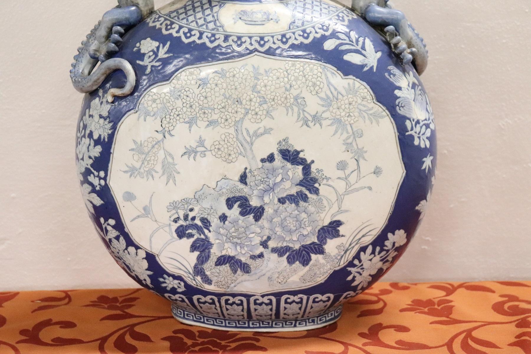 20th Century Chinese Hand Painted Vase in Ceramic blue and Floral Motifs (Chinesisch)