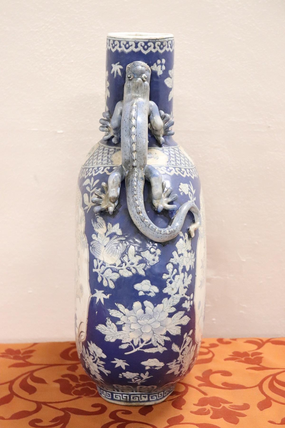20th Century Chinese Hand Painted Vase in Ceramic blue and Floral Motifs im Zustand „Gut“ in Casale Monferrato, IT
