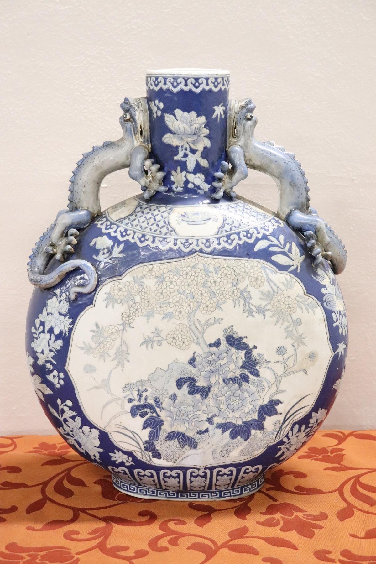 20th Century Chinese Hand Painted Vase in Ceramic blue and Floral Motifs (Frühes 20. Jahrhundert)