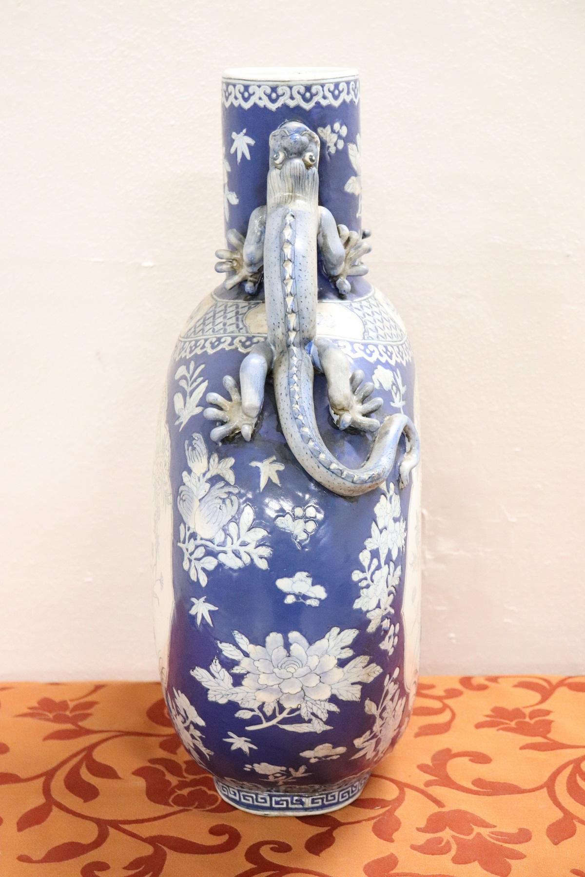 20th Century Chinese Hand Painted Vase in Ceramic blue and Floral Motifs (Keramik)