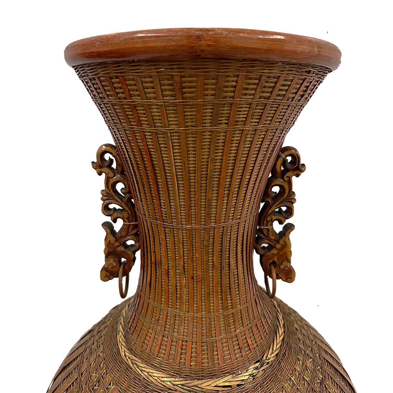 Diese seltene und prächtige chinesische Bambusvase im Vintage-Stil wurde zu 100 % von Hand aus Bambusstreifen geflochten. Es hat sehr exquisite Bambus weben ehrlich mit detaillierten Drachenschnitzerei auf der Seite Ohren. Sie ist wirklich ein