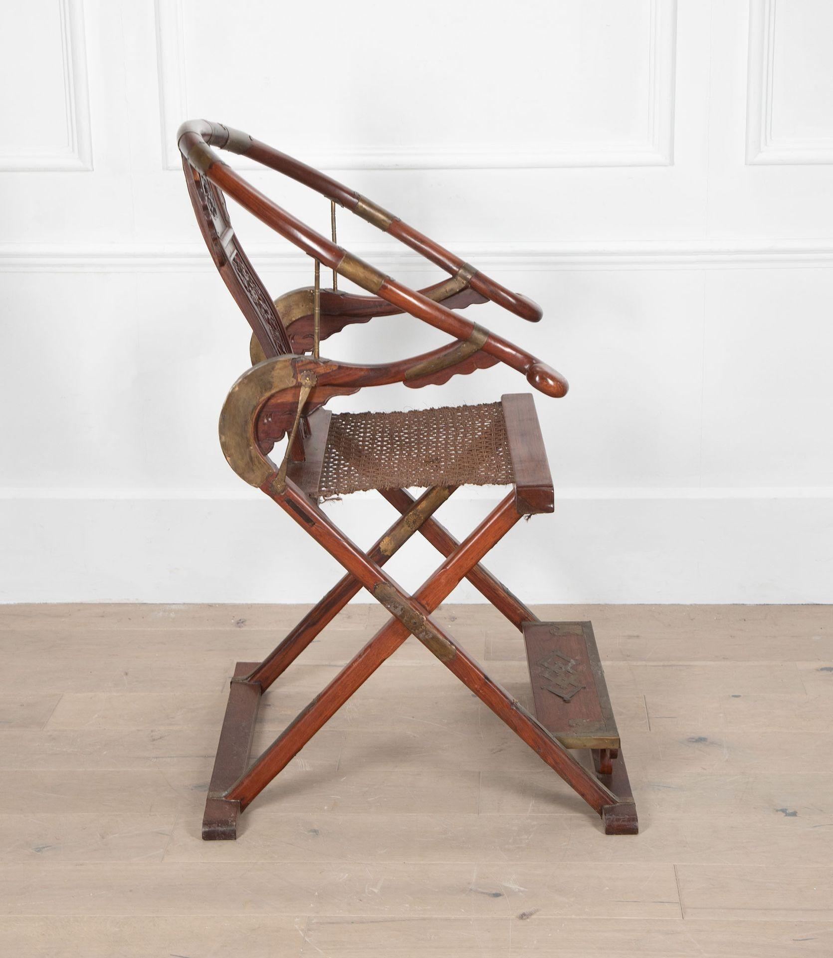 Insolite fauteuil pliant chinois Huanghuali du 20e siècle.
Ce bel exemplaire présente un design contemporain avec son mécanisme de pliage et les lignes douces de son magnifique dossier en forme de fer à cheval.
Avec des dragons sculptés dans le