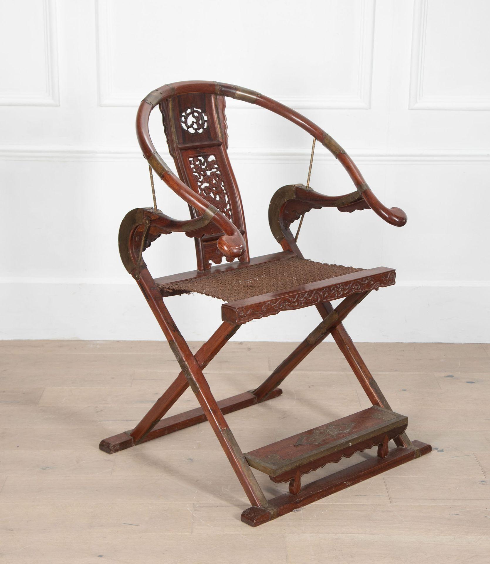 Chinoiseries Chaise chinoise Huanghuali pliante à dossier en fer à cheval du 20ème siècle en vente