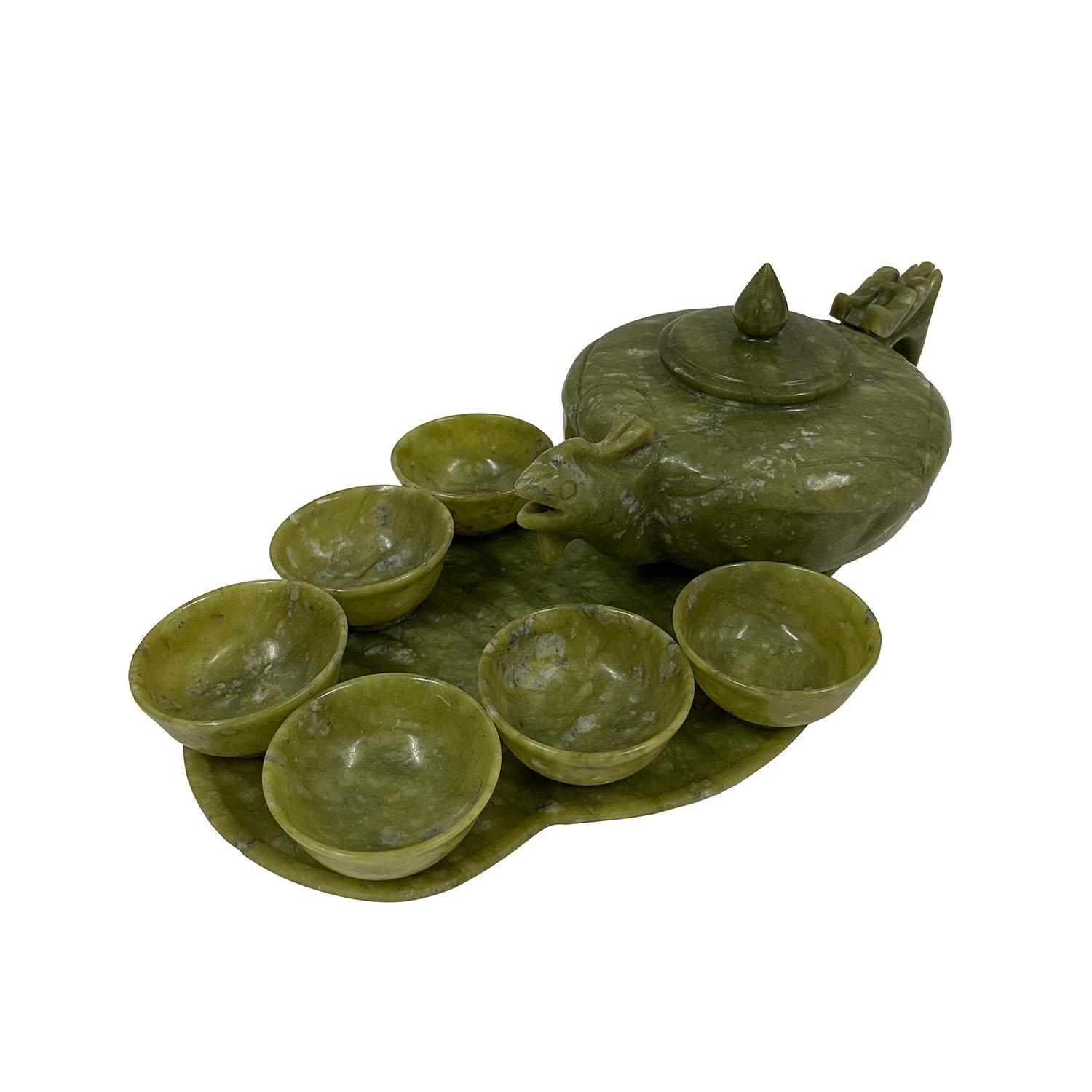 Mira este magnífico juego de té Vintage de jade chino. Estaba hecha y tallada a mano con bellos trabajos de talla tradicional china. Tiene 6 tazas junto con una tetera y una bandeja de té, en total 9 piezas. Puedes ver en las fotos que tiene muchos