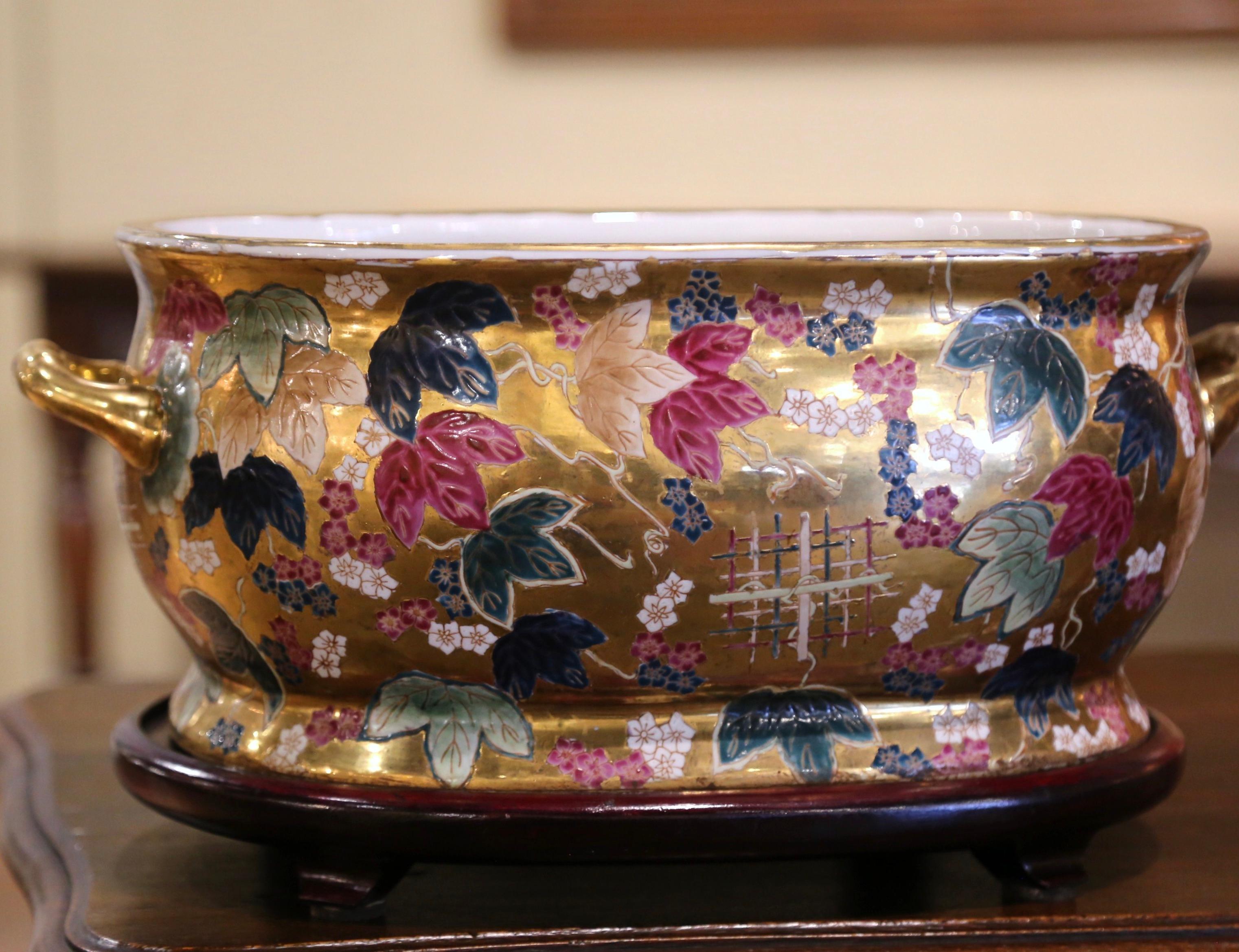 20th Century Chinese Painted and Gilt Porcelain Foot Bath Bowl with Base In Excellent Condition For Sale In Dallas, TX