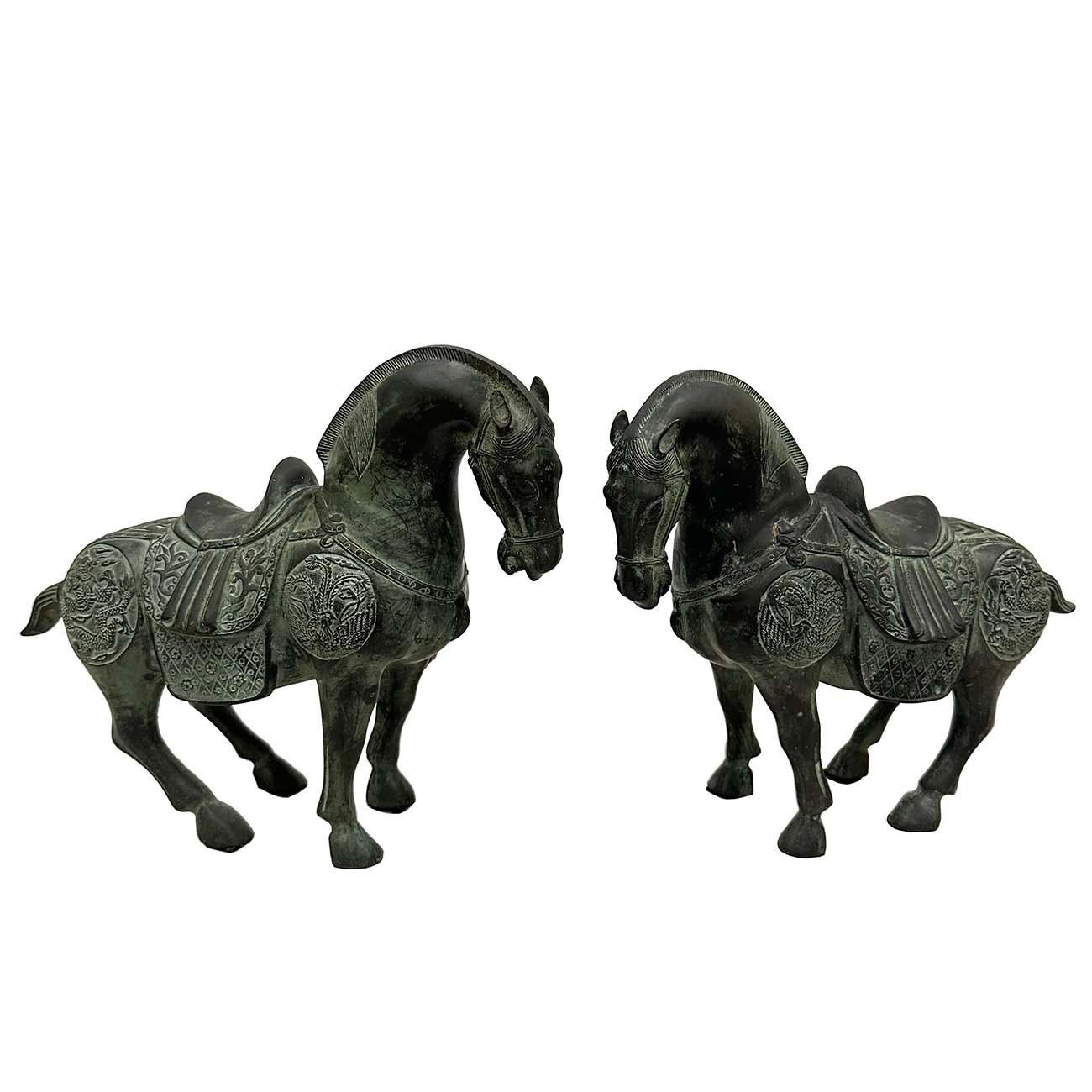 Rehaussez votre décoration intérieure avec cette paire de chevaux de guerre/empereur vintage de la dynastie Tang. Chaque pièce témoigne d'un travail artisanal complexe. Une superbe pièce d'art populaire chinois, aux détails élégants, qui dégage une
