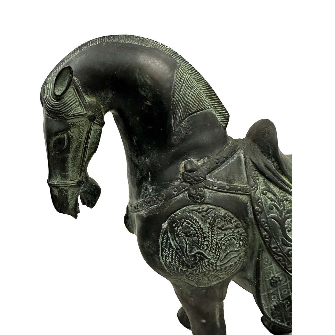 Chinois Paire de chevaux Tang en bronze du 20ème siècle en vente