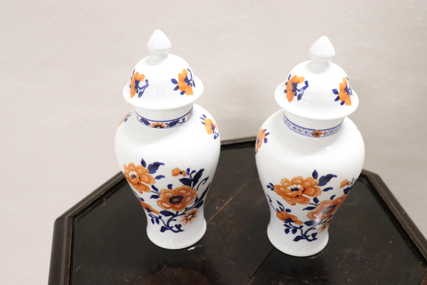 Paire de vases en porcelaine polychrome raffinée, Chine, années 1950. Vases en porcelaine peints à la main avec des motifs floraux orange.
Marque à la base du canton bleu. Parfait pour décorer une maison de style asiatique.