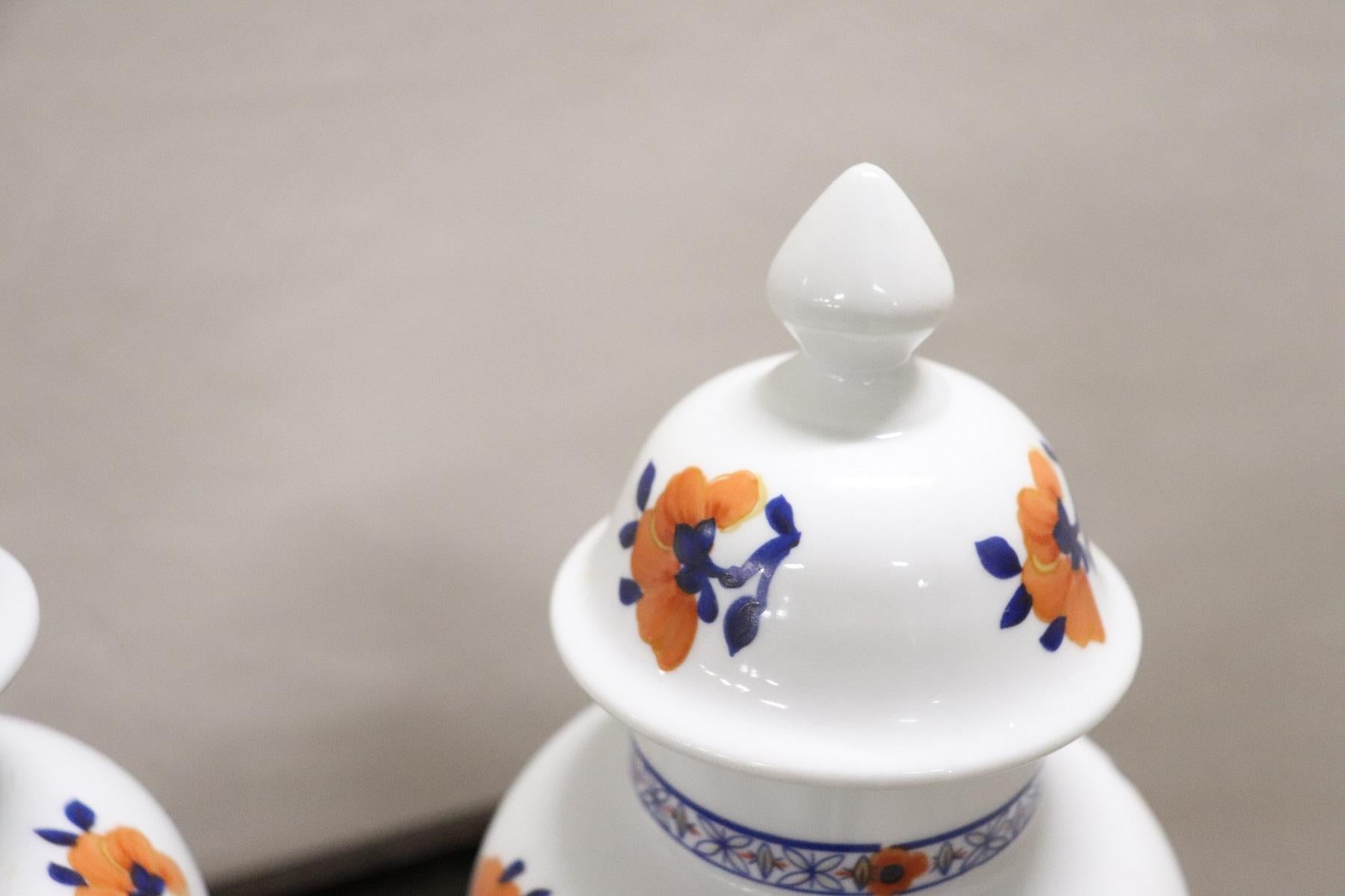 Chinois Paire de vases chinois du 20ème siècle en porcelaine à motifs floraux en vente