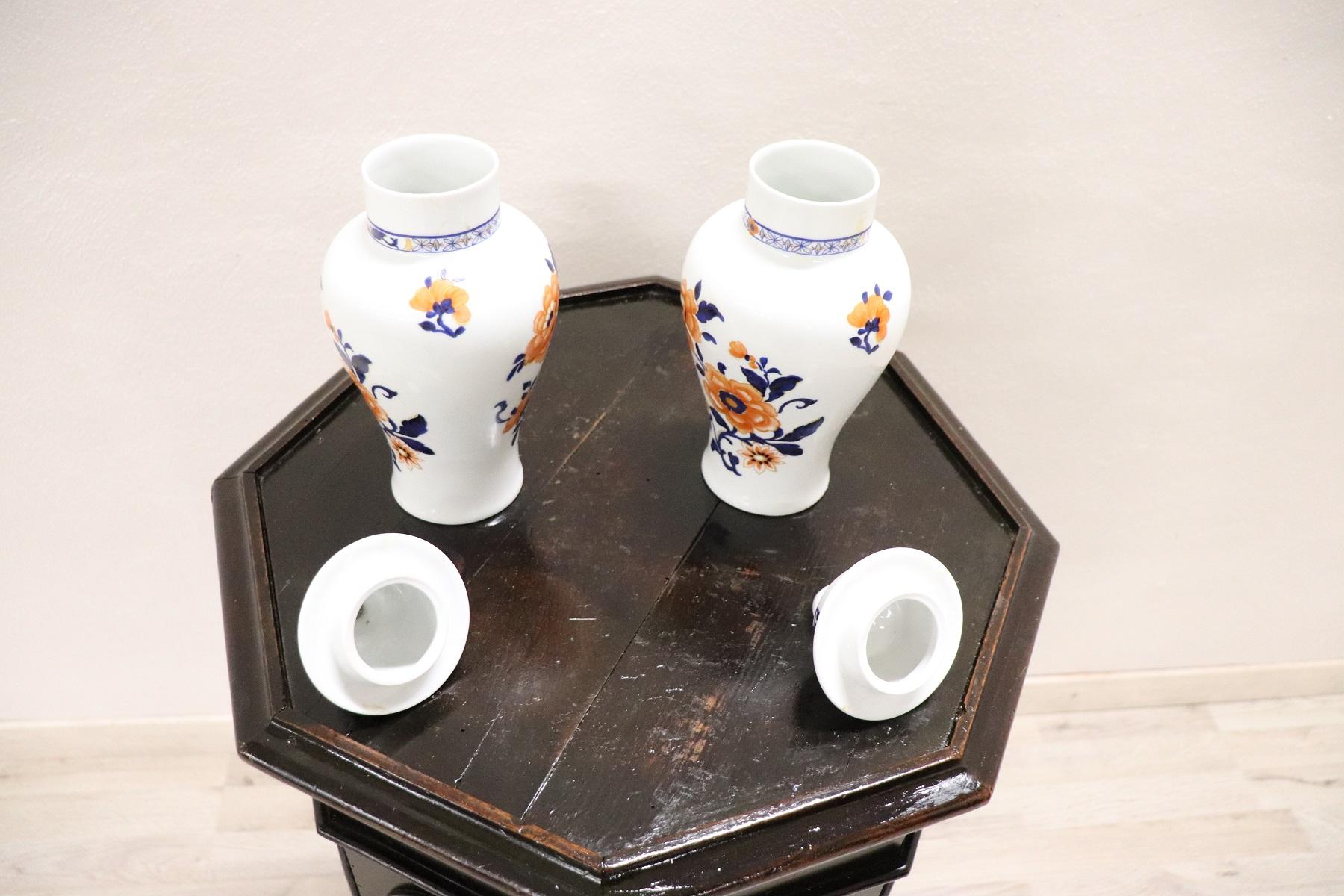 Porcelaine Paire de vases chinois du 20ème siècle en porcelaine à motifs floraux en vente