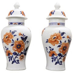 Paire de vases chinois du 20ème siècle en porcelaine à motifs floraux