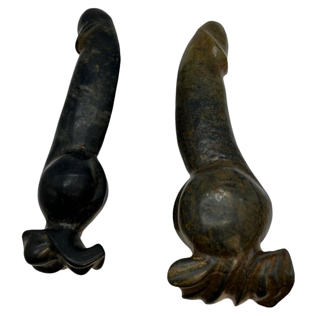 Paire de jouets sexuels chinois en pierre polie sculptée du 20e siècle.
