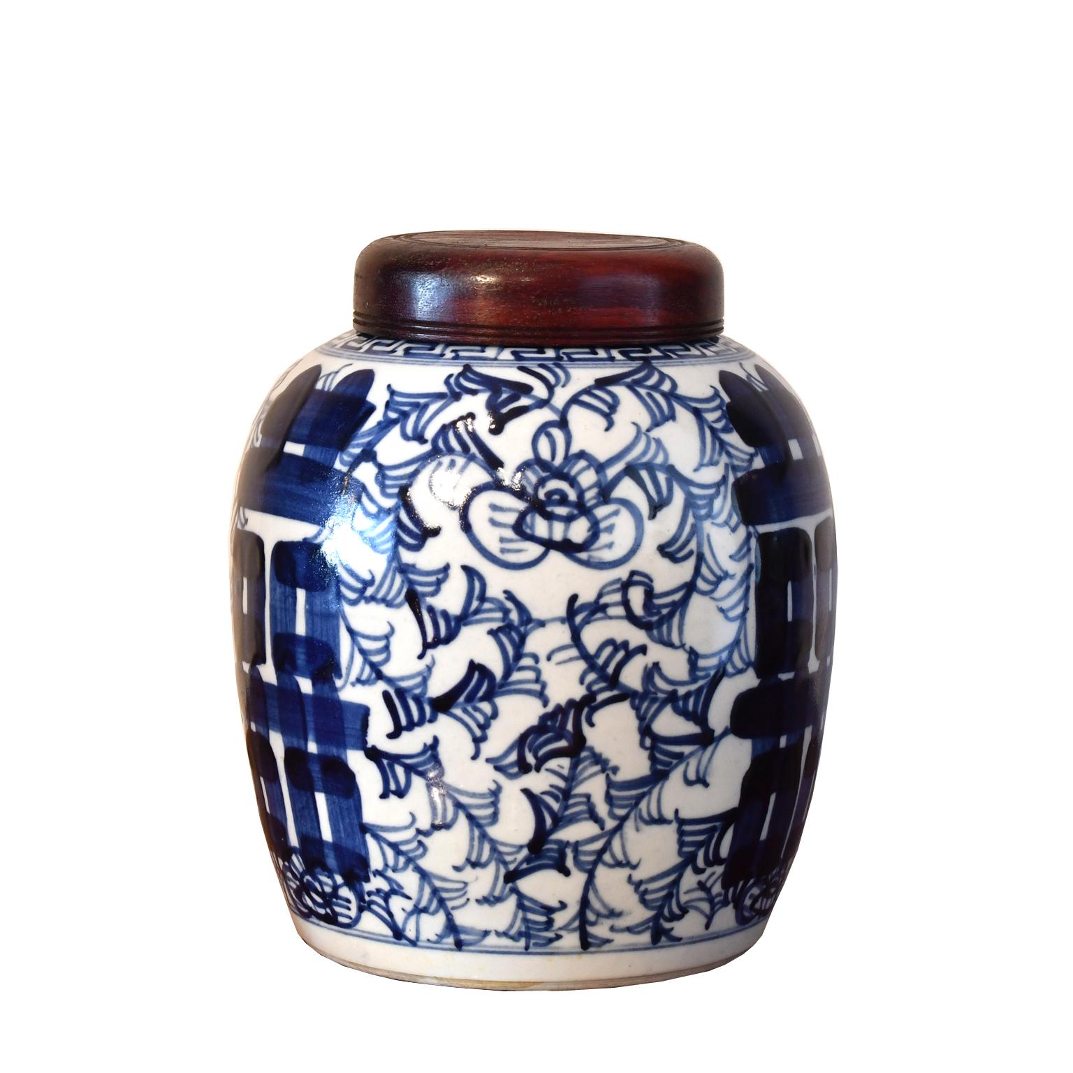 Une jarre vintage en porcelaine chinoise avec un décor bleu cobalt peint à la main de 