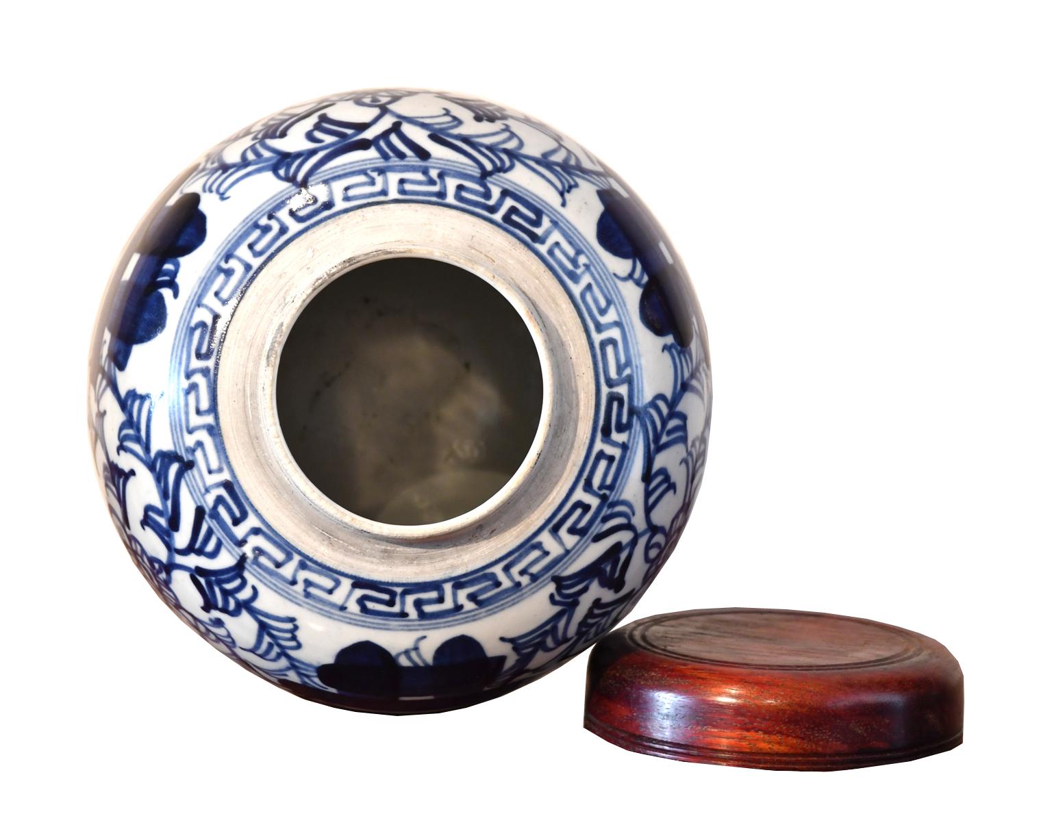 Chinesisches Shuang-xi-Gefäß aus blauem und weißem Porzellan des 20. Jahrhunderts mit doppelter Glücksbringung (Gedrechselt) im Angebot