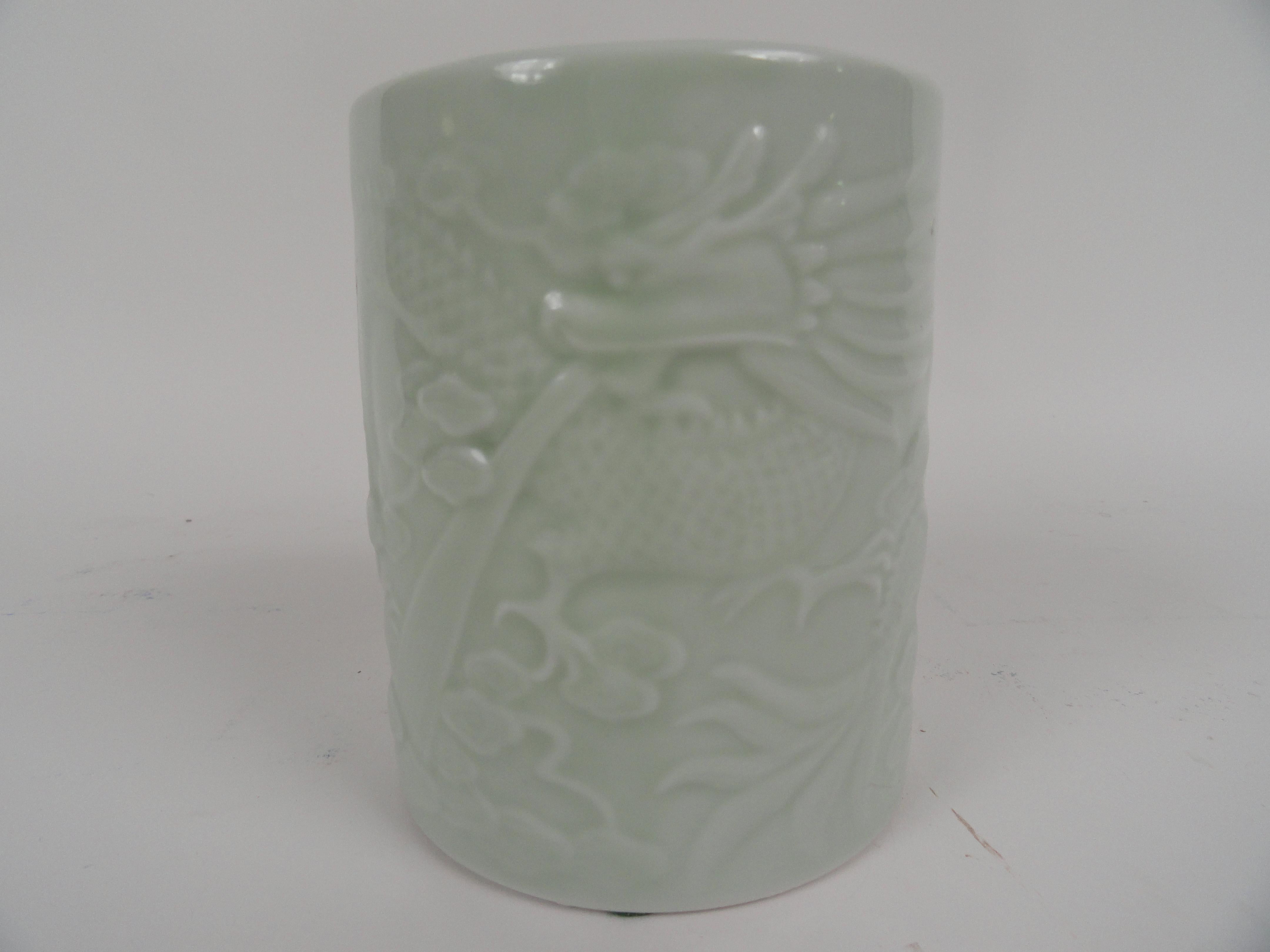 20th Century Chinese Porcelain Brush Pot In Excellent Condition For Sale In West Palm Beach, FL
