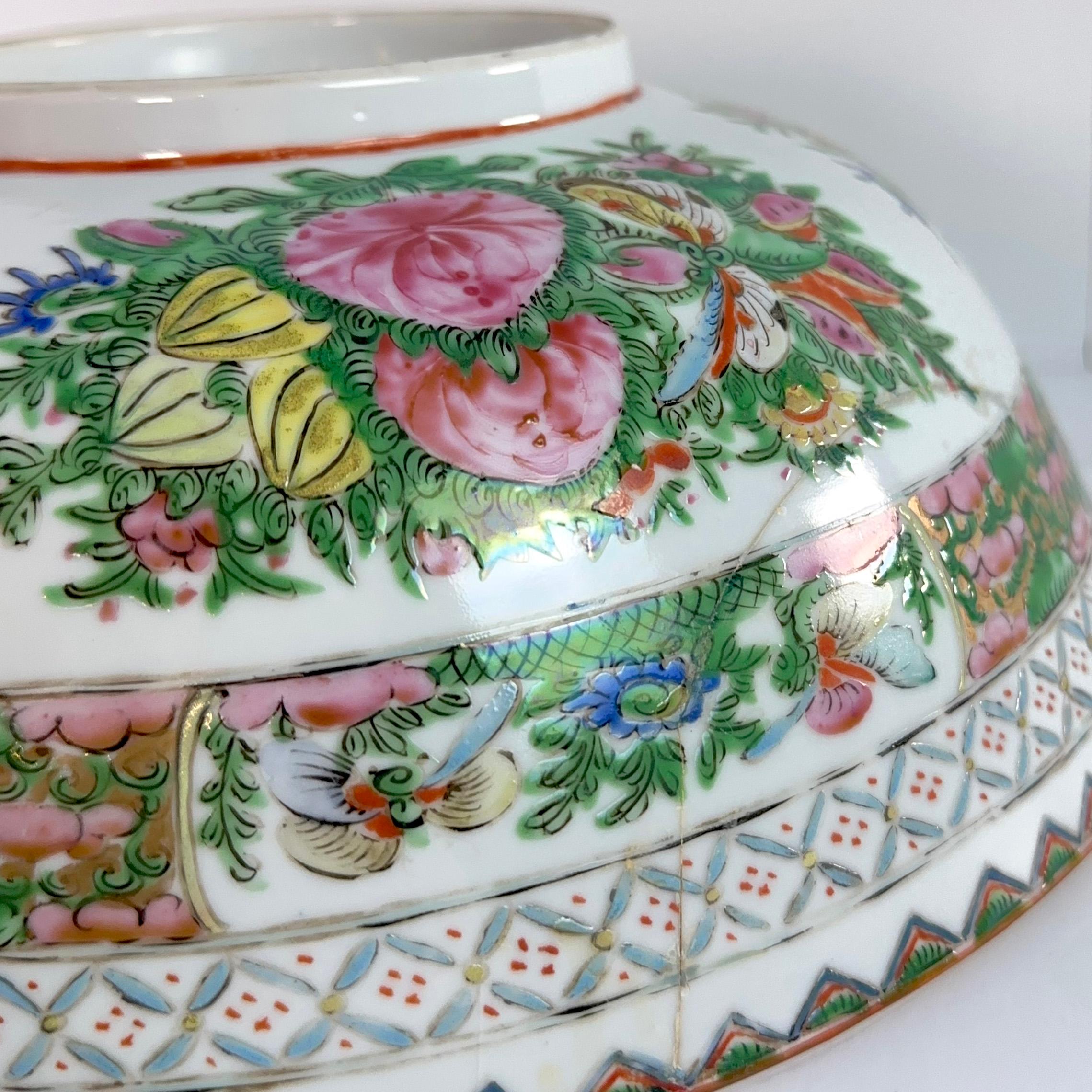 Exportation chinoise Bol Canton en porcelaine chinoise du 20ème siècle avec médaillon en forme de rose en vente