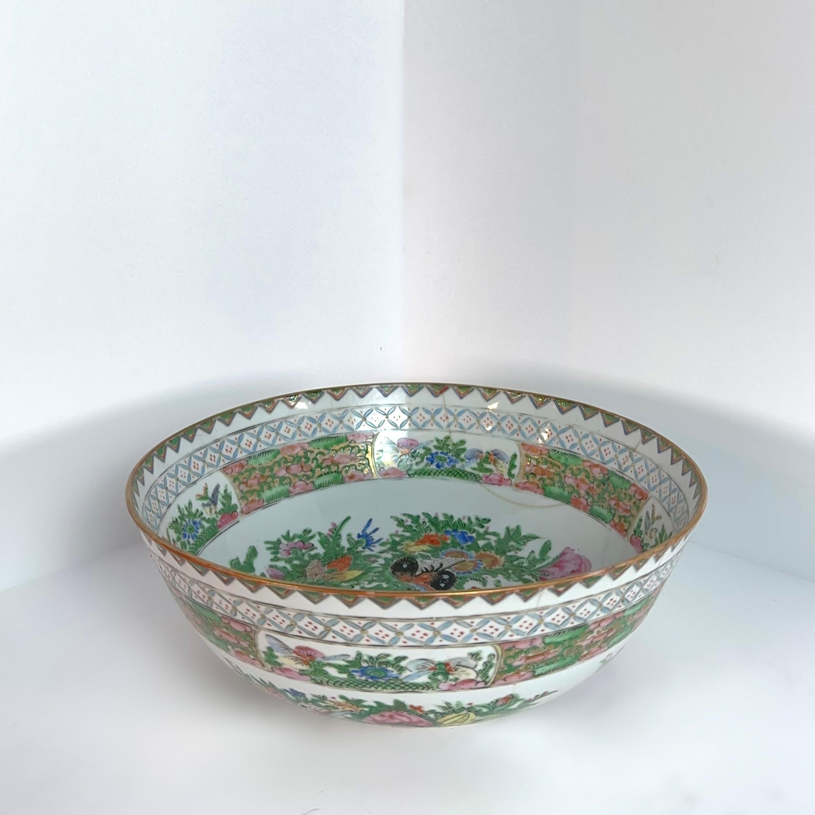 20th Century Chinese Porcelain Rose Medallion Canton Bowl In Fair Condition For Sale In Glasgow, GB