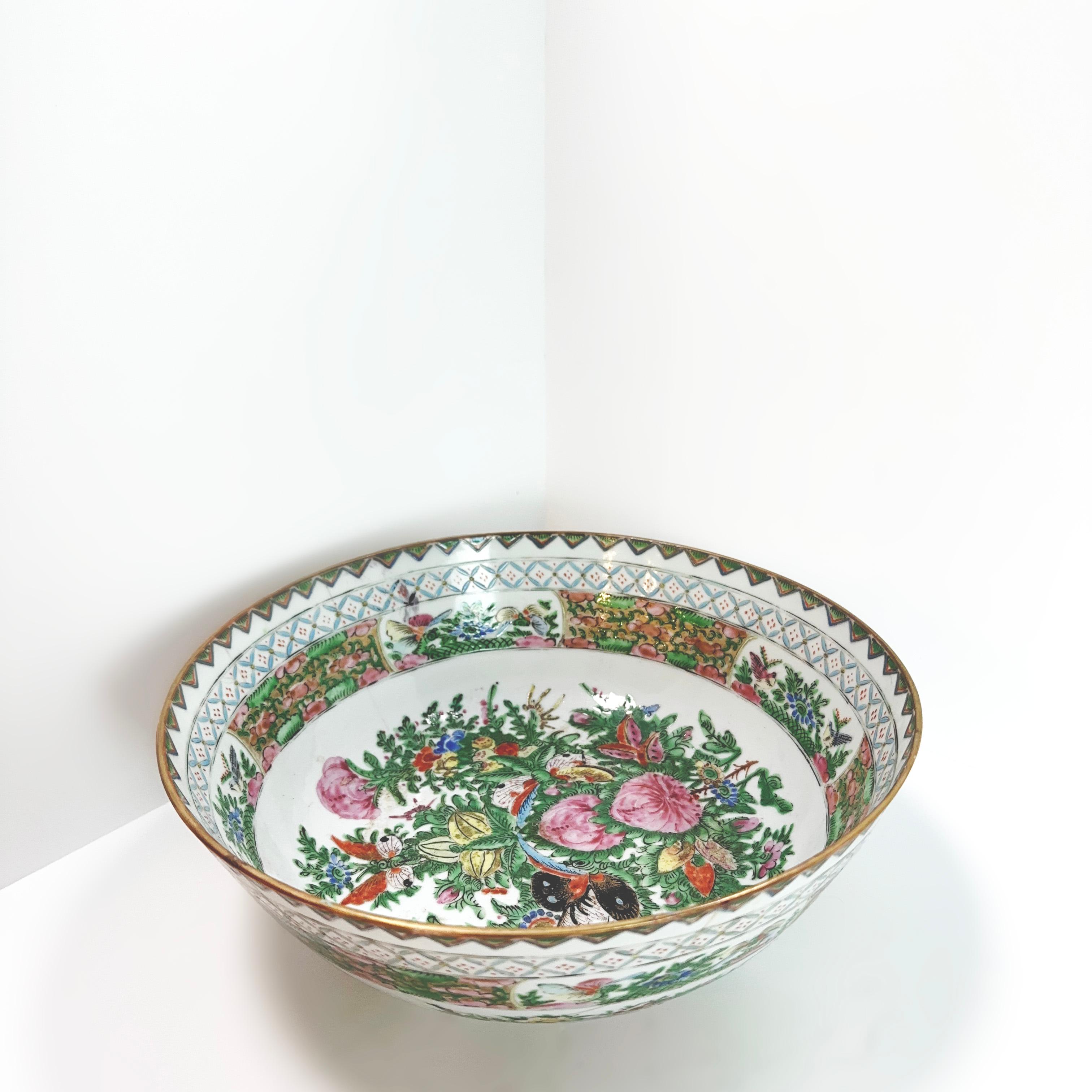 Milieu du XXe siècle Bol Canton en porcelaine chinoise du 20ème siècle avec médaillon en forme de rose en vente