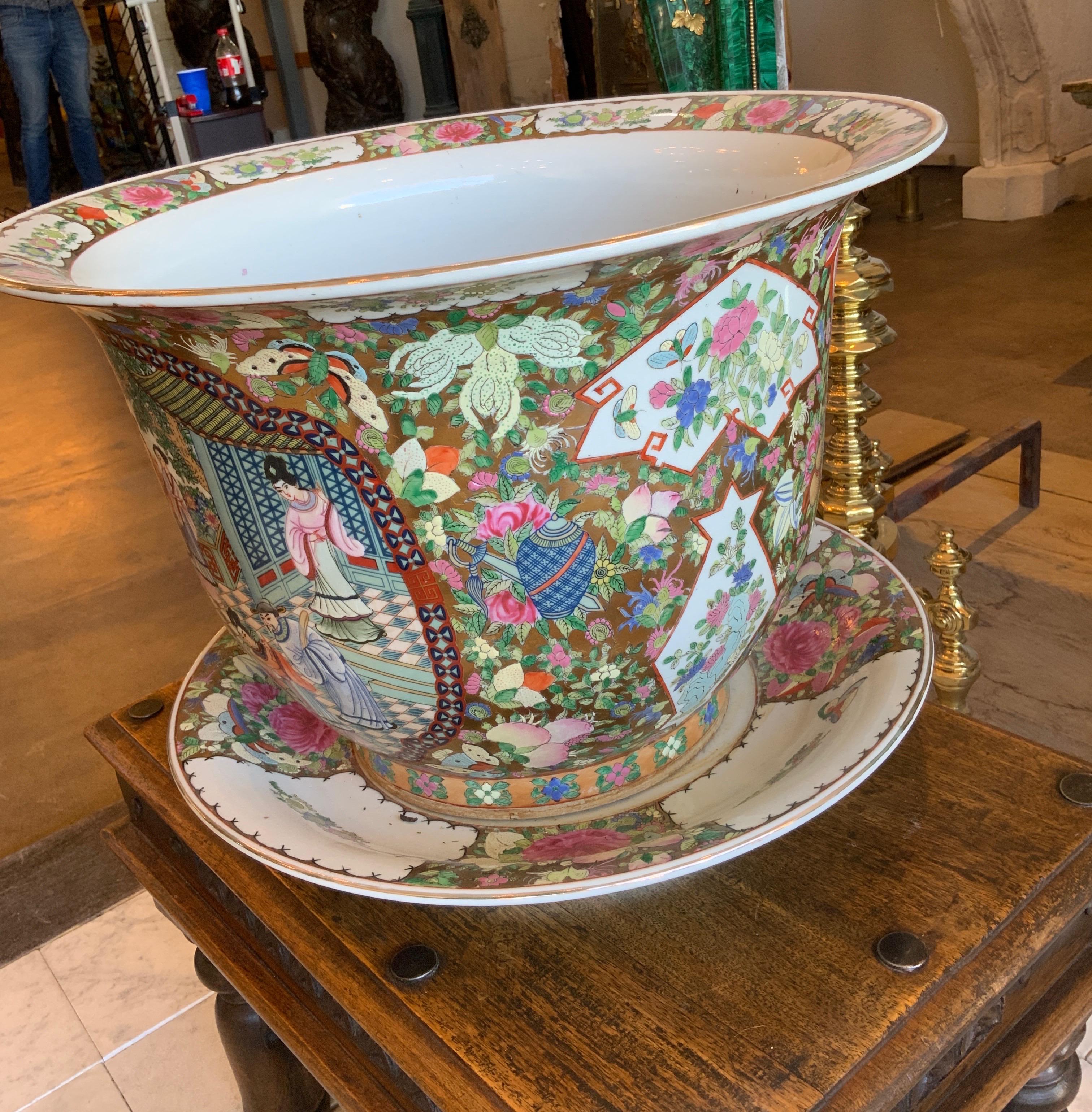 20th Century Chinese Porcelain Planter In Good Condition For Sale In Dallas, TX