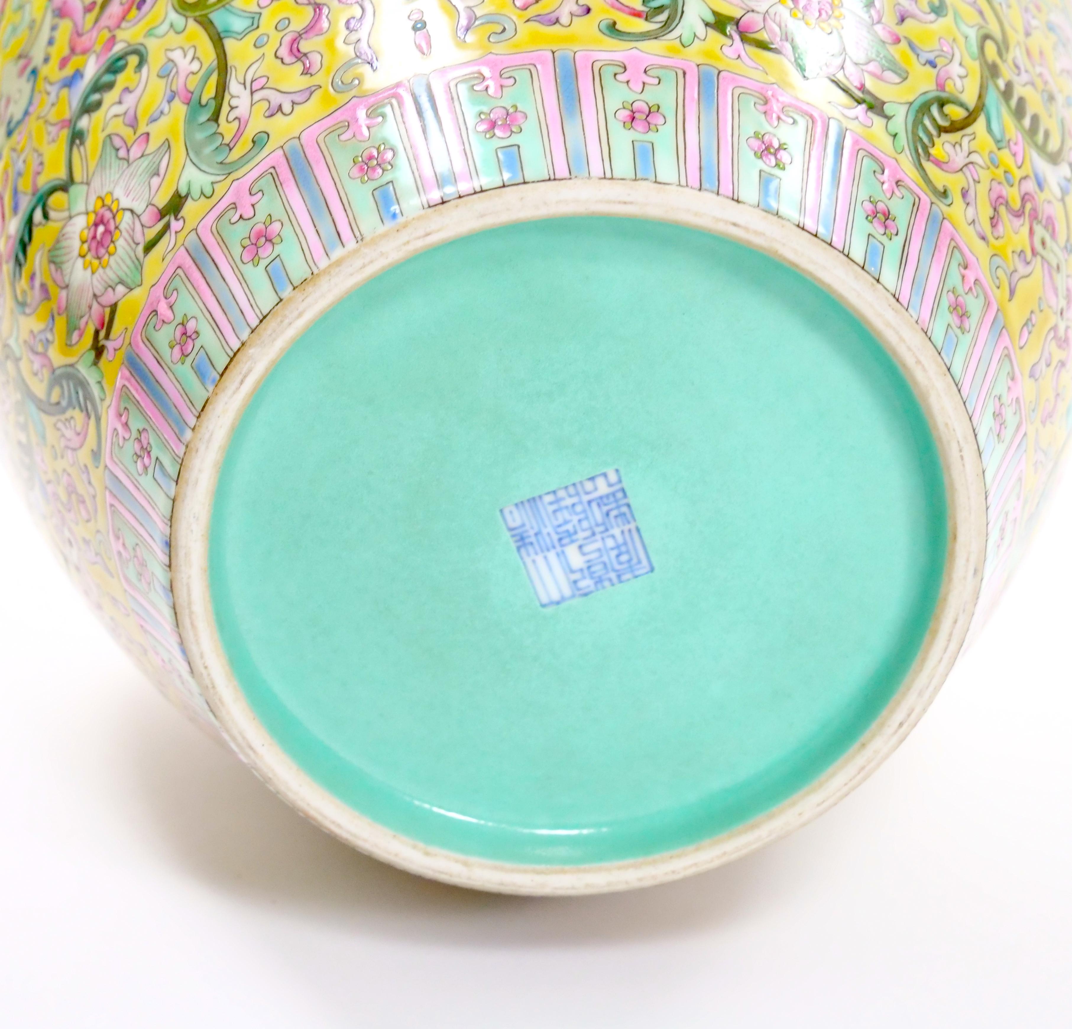 Chinesische Qing Qianlong Famille Jaune-Vase aus Porzellan des 20. Jahrhunderts im Angebot 6