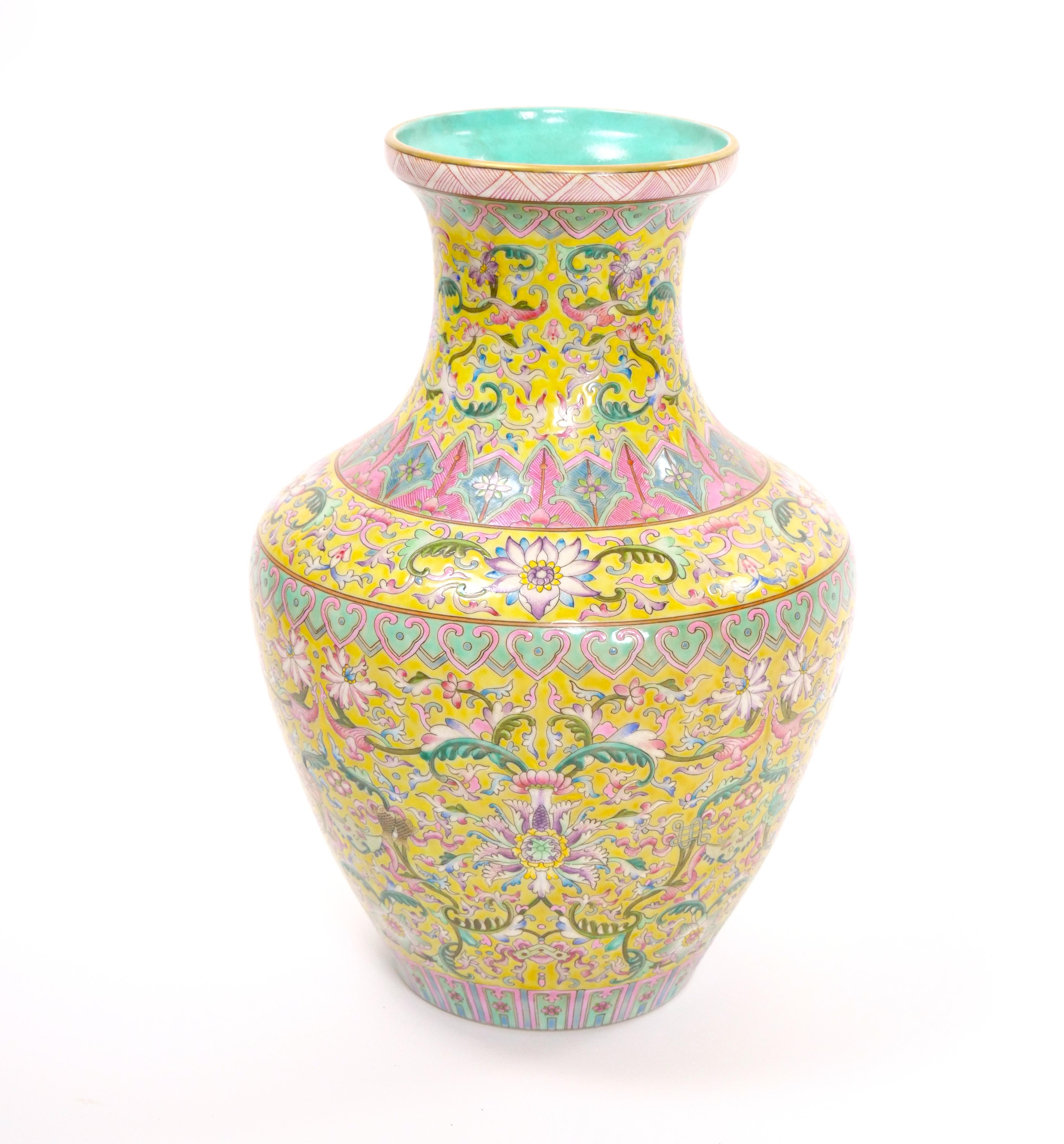 Chinesische Qing Qianlong Famille Jaune-Vase aus Porzellan des 20. Jahrhunderts im Angebot 7