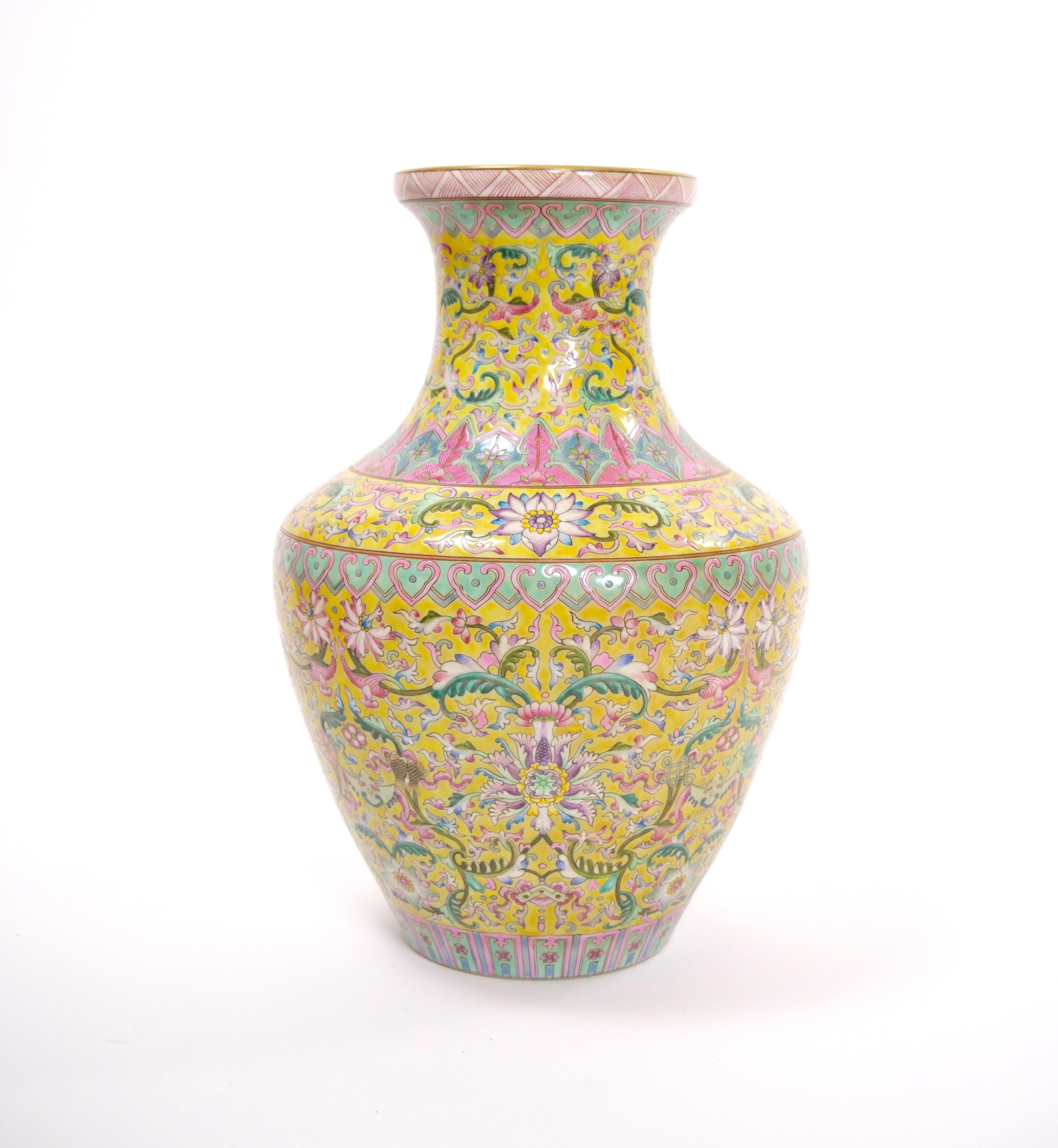 Bringen Sie einen Hauch von chinesischer Eleganz in Ihren Raum mit dieser dekorativen Vase aus chinesischem Qing Qianlong Famille Jaune Porzellan aus der Mitte des 20. Diese exquisite Vase in klassischer Flaschenform ist sorgfältig mit detailreichen