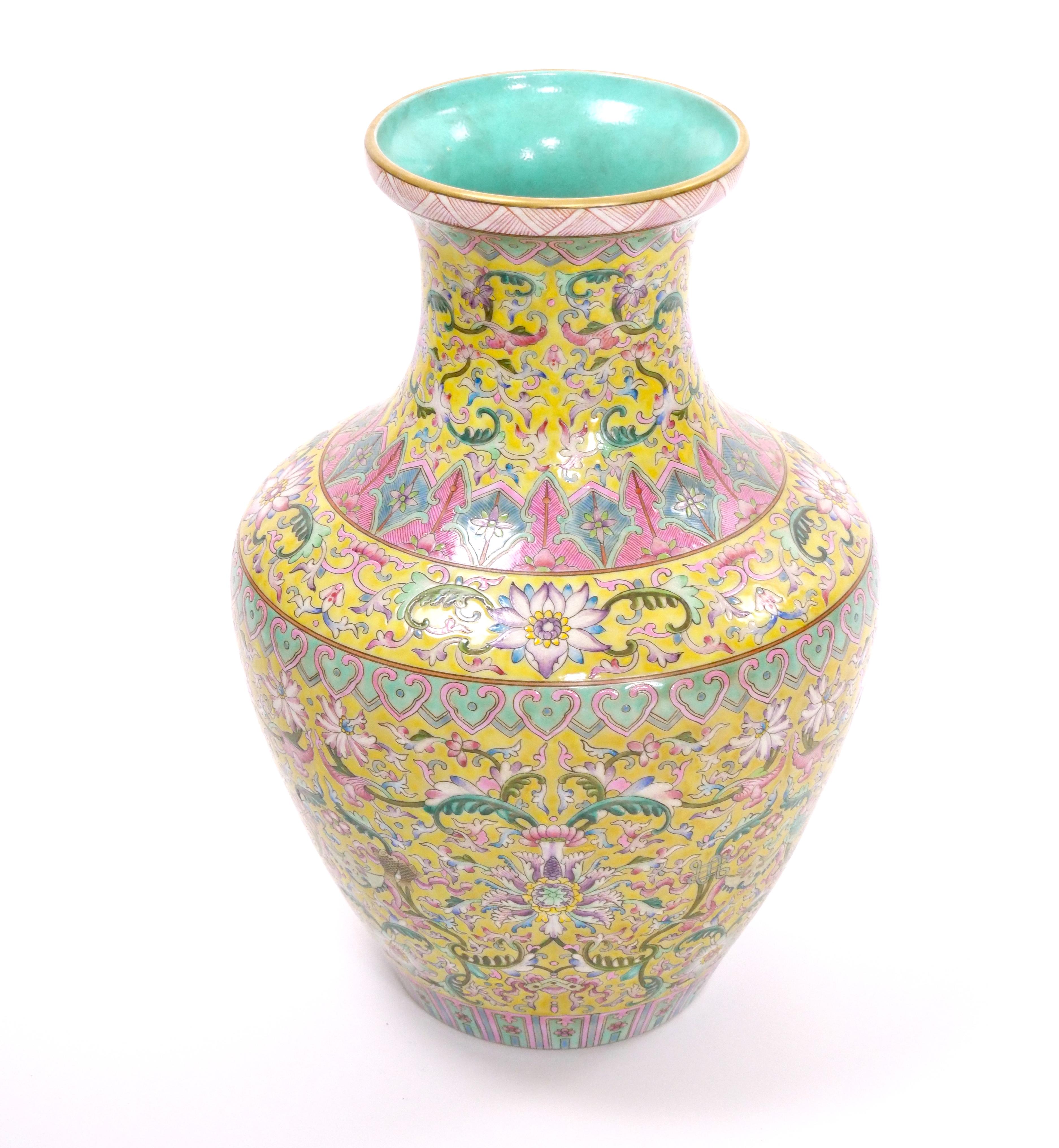 Chinesische Qing Qianlong Famille Jaune-Vase aus Porzellan des 20. Jahrhunderts (Glasiert) im Angebot