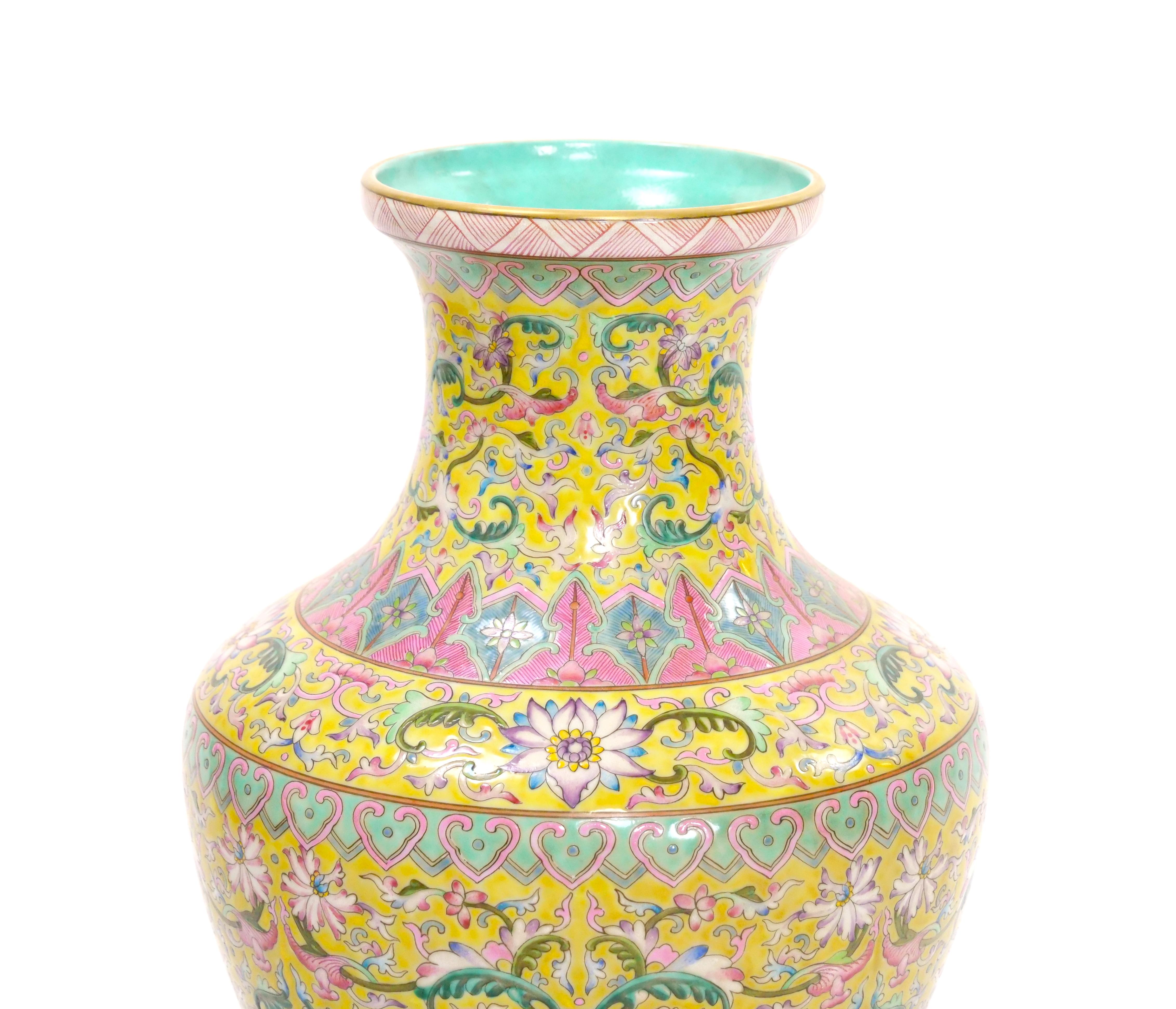 20th Century Chinese Porcelain Qing Qianlong Famille Jaune Vase In Good Condition For Sale In Tarry Town, NY