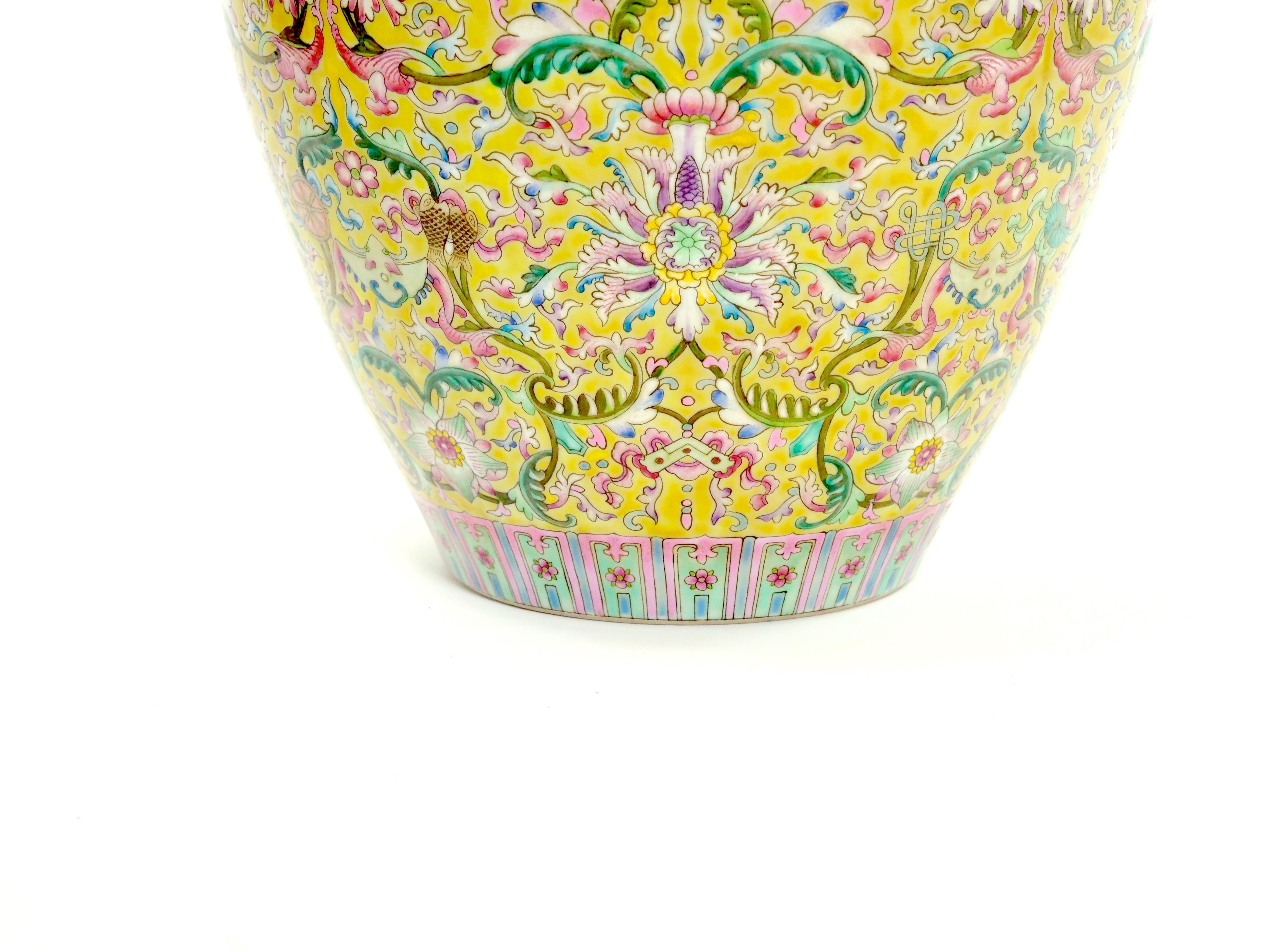 Chinesische Qing Qianlong Famille Jaune-Vase aus Porzellan des 20. Jahrhunderts im Angebot 1