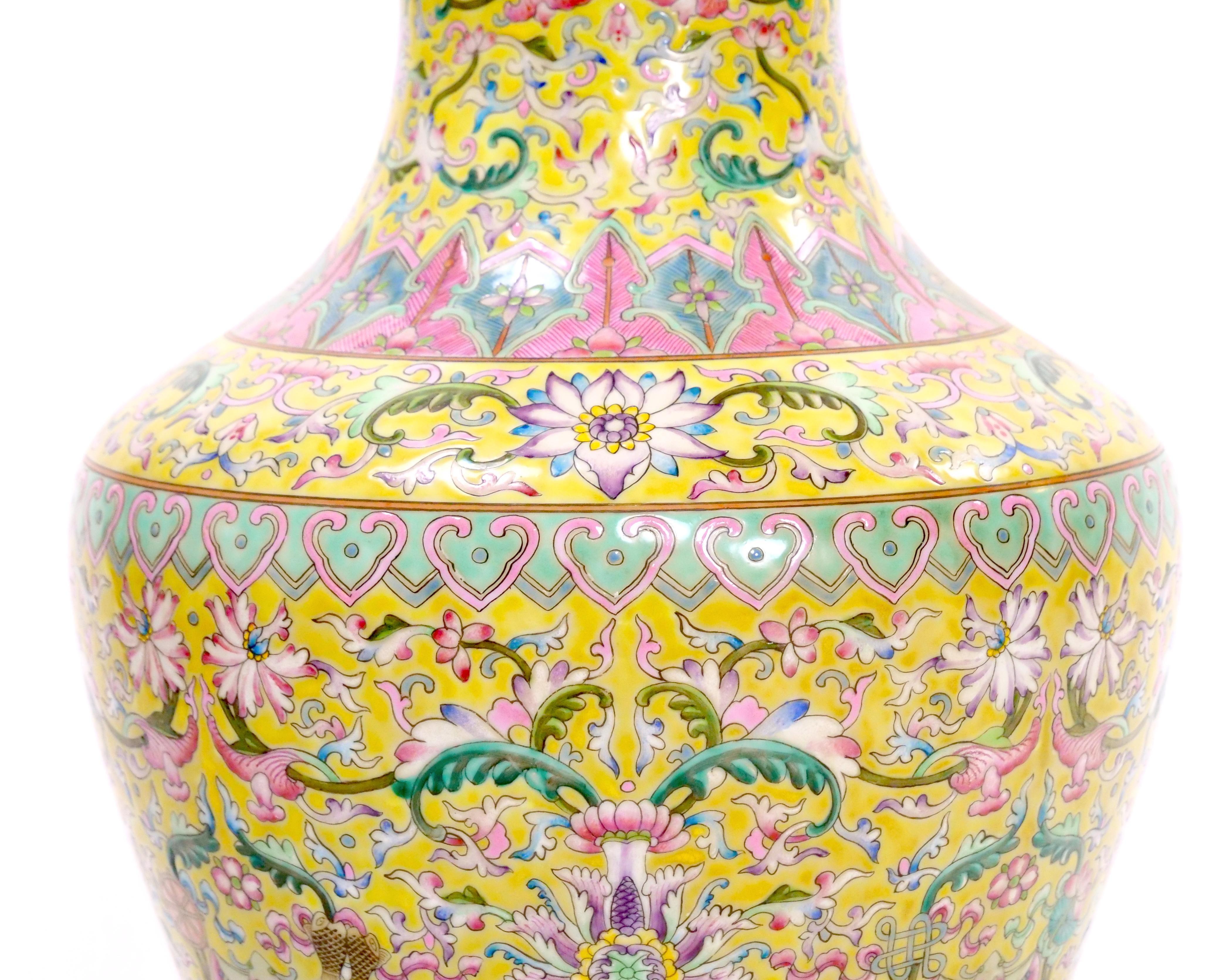 Chinesische Qing Qianlong Famille Jaune-Vase aus Porzellan des 20. Jahrhunderts im Angebot 2