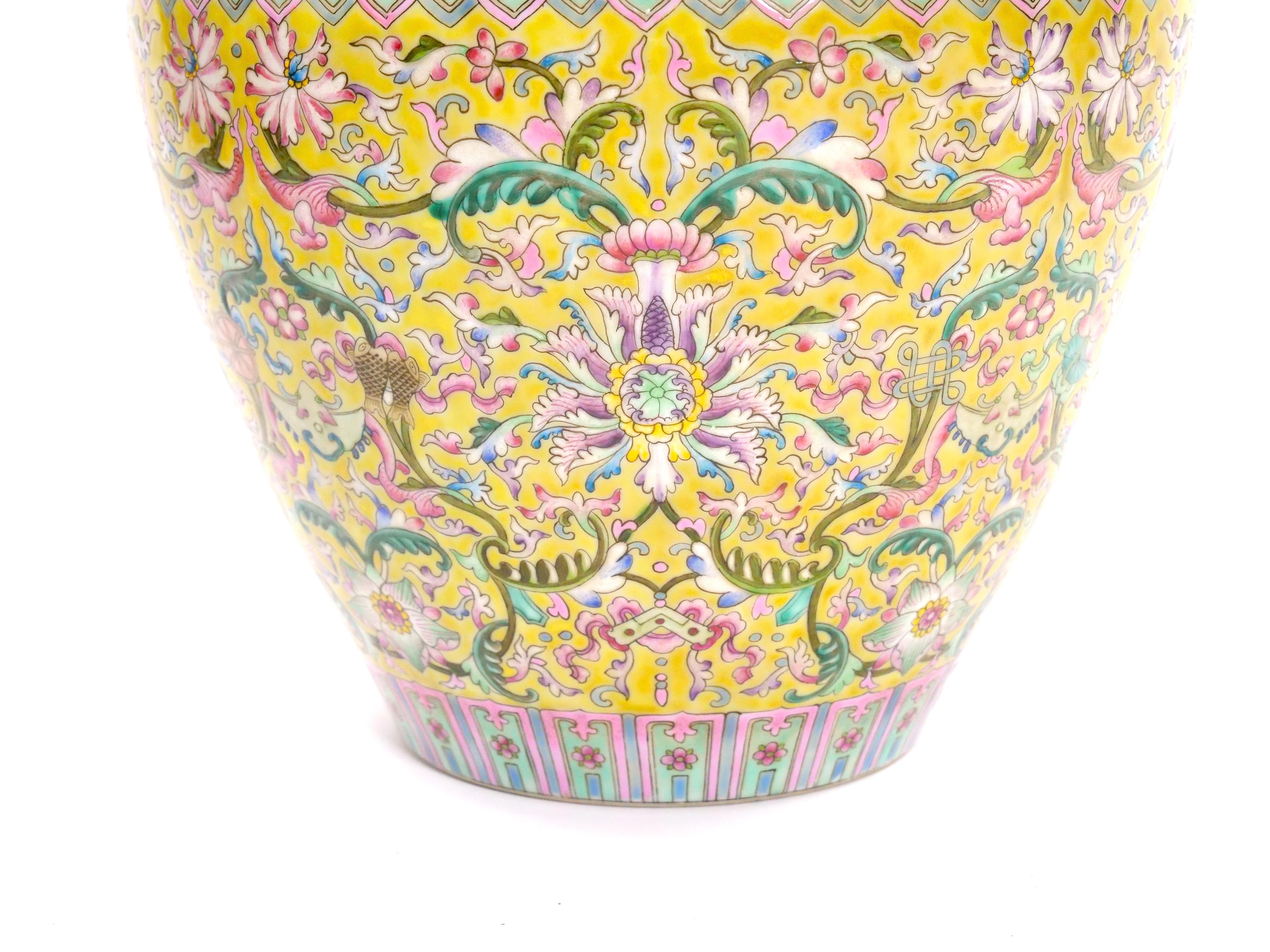 Chinesische Qing Qianlong Famille Jaune-Vase aus Porzellan des 20. Jahrhunderts im Angebot 3
