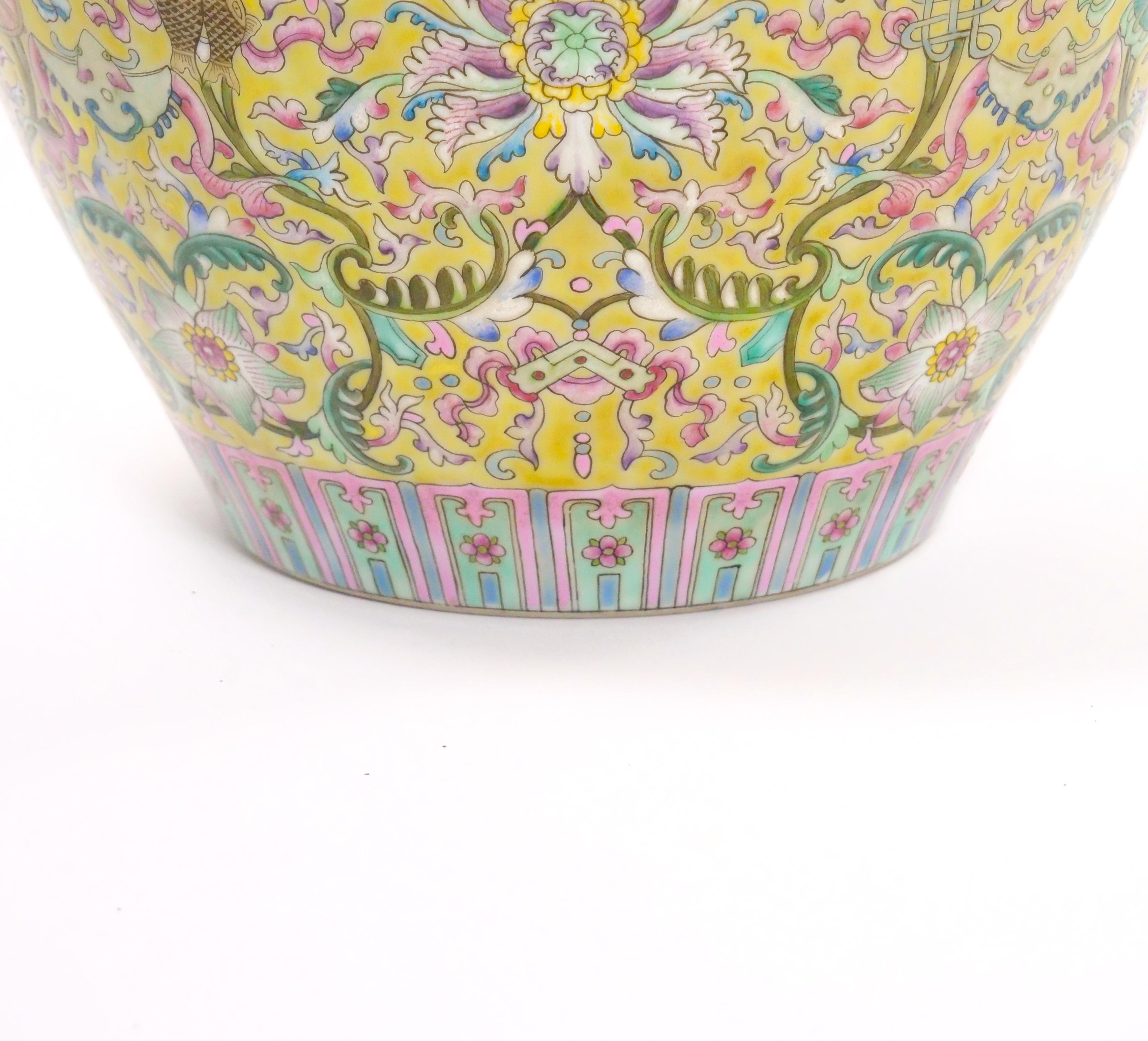 Chinesische Qing Qianlong Famille Jaune-Vase aus Porzellan des 20. Jahrhunderts im Angebot 4