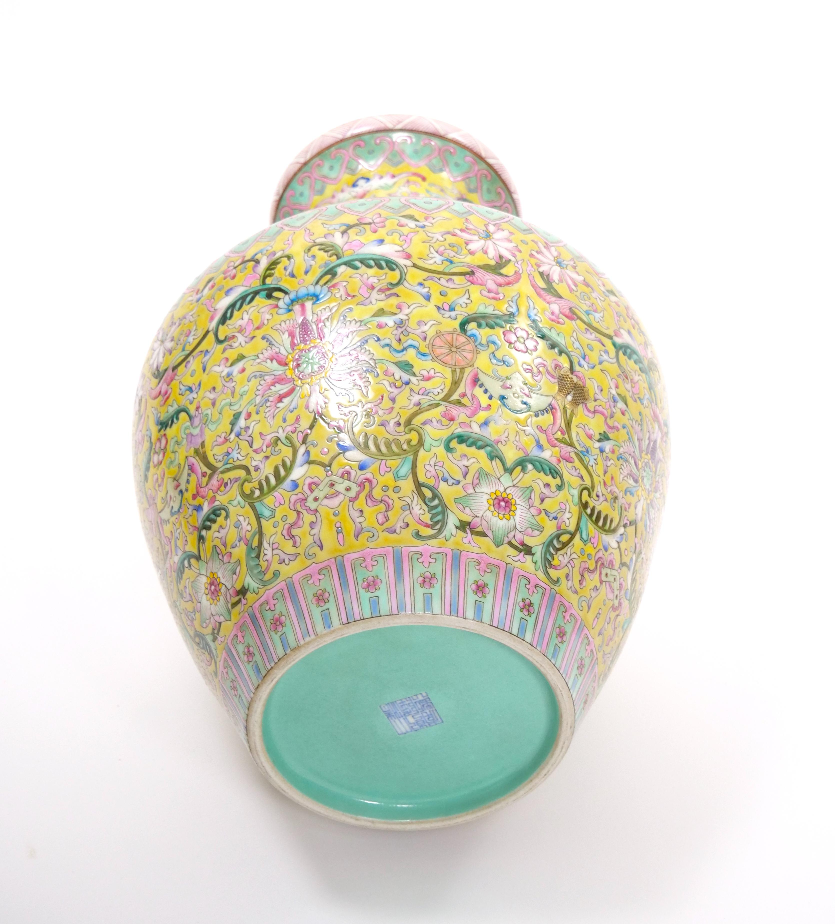 Chinesische Qing Qianlong Famille Jaune-Vase aus Porzellan des 20. Jahrhunderts im Angebot 5