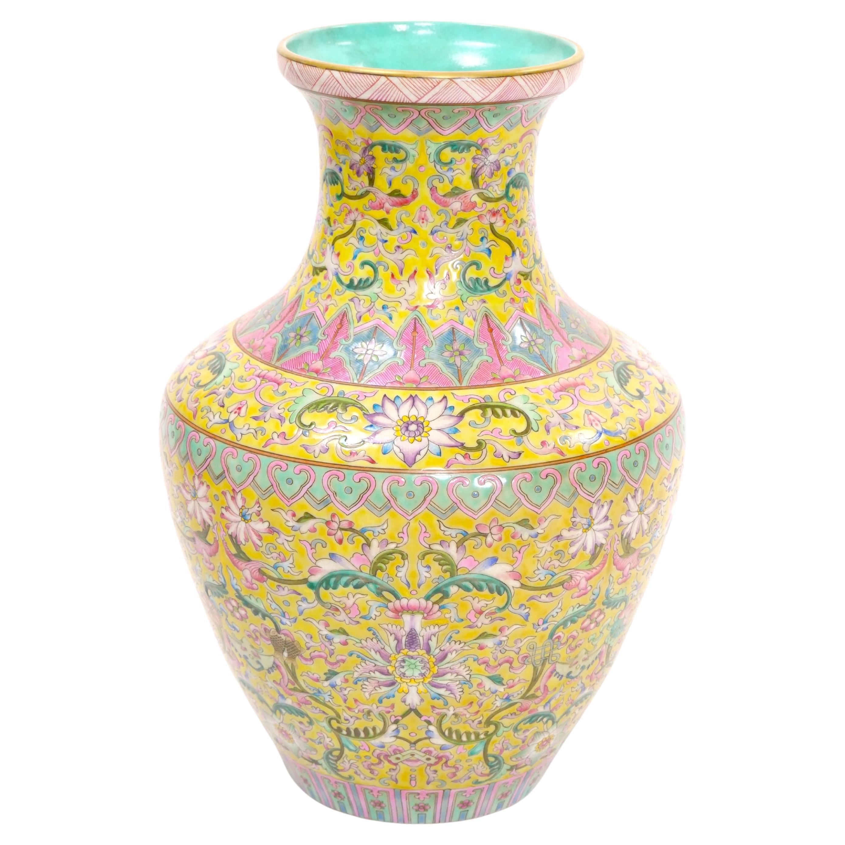 Vase famille Qianlong jaune en porcelaine chinoise du 20e siècle
