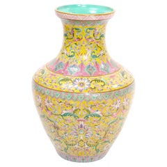 Vase famille Qianlong jaune en porcelaine chinoise du 20e siècle