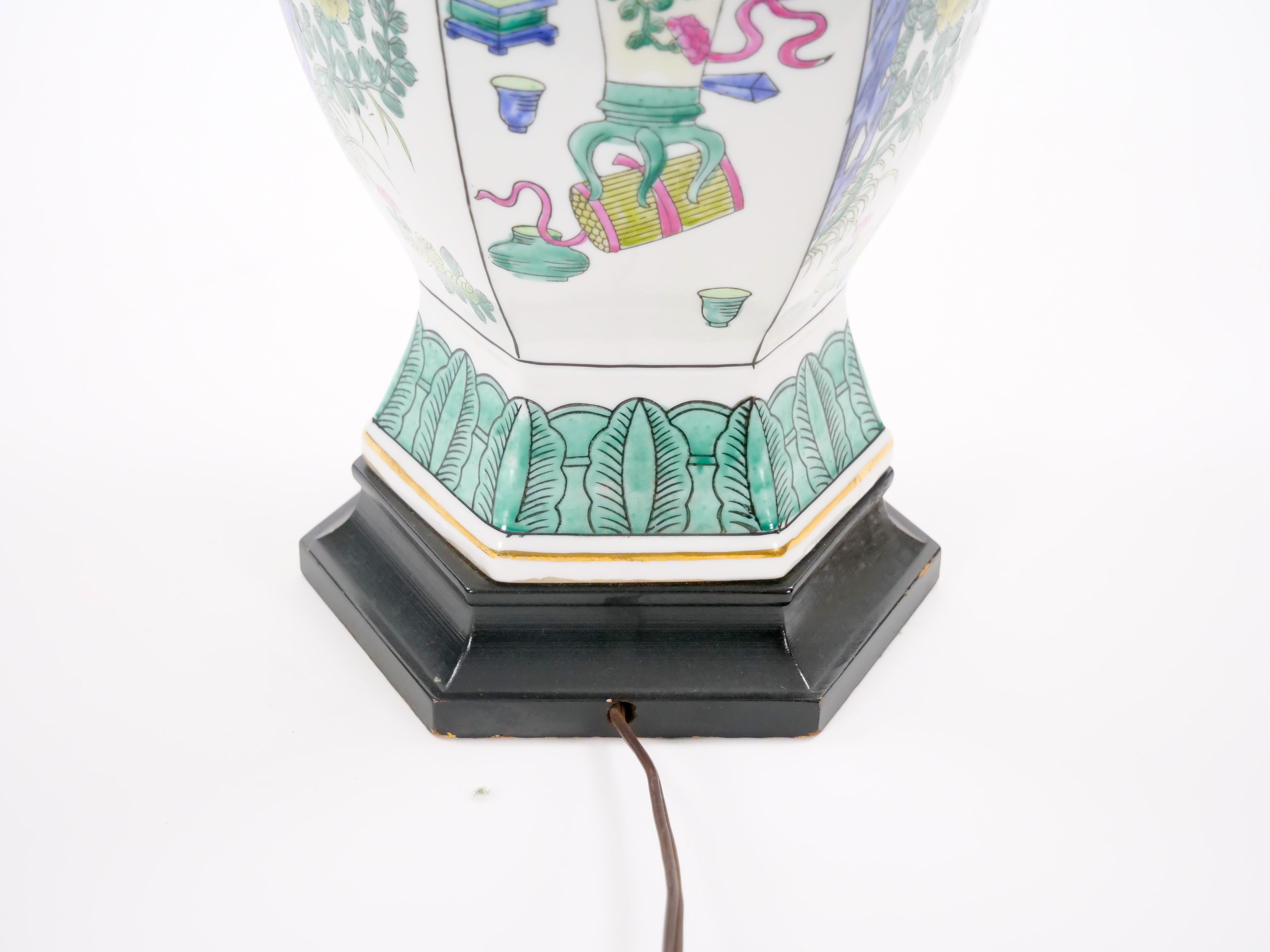 Lampada da tavolo cinese del XX secolo in porcellana con base in legno dipinto di nero in vendita 5
